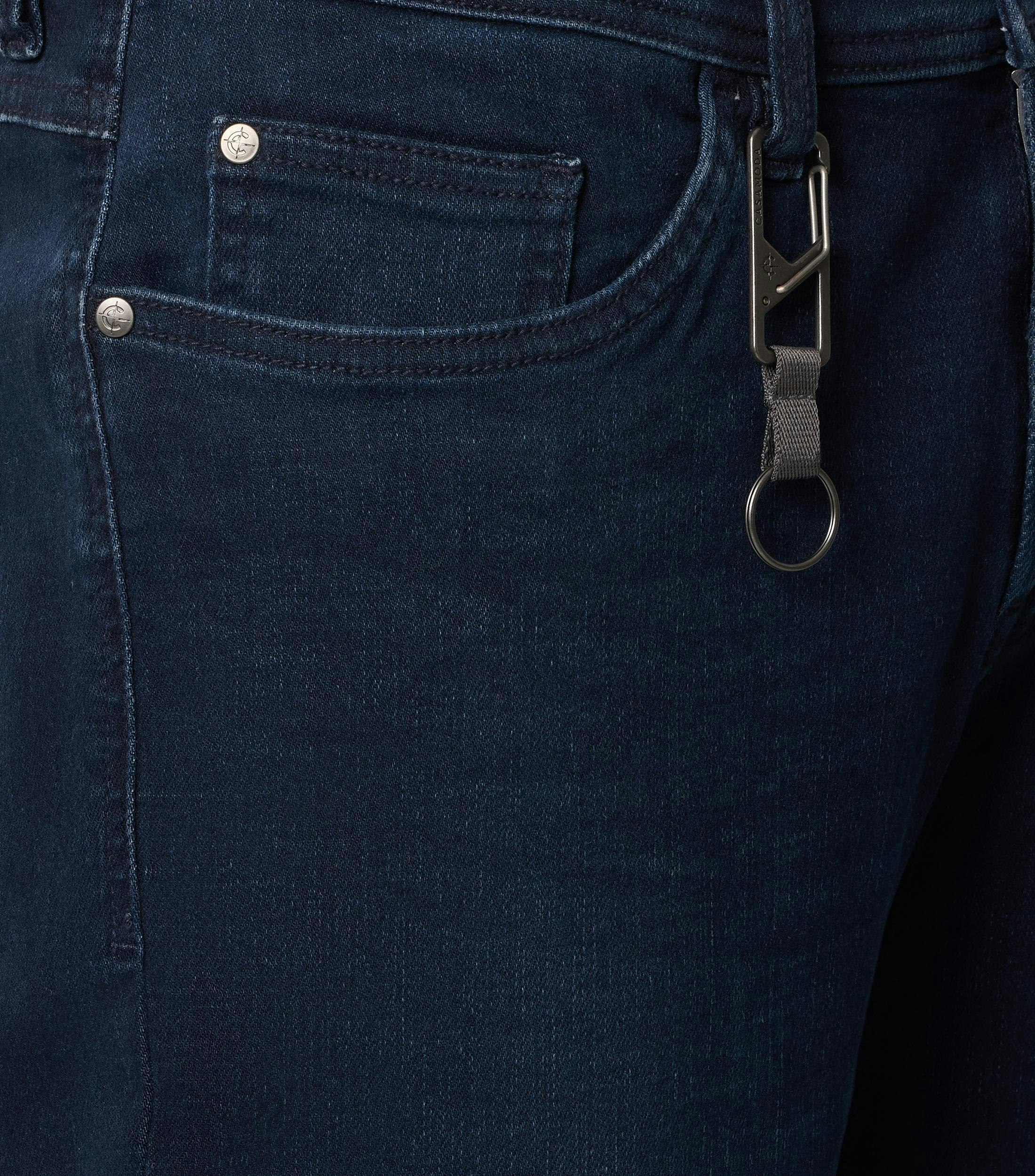 Eine Shorts im uni Muster in der Farbe Dunkelblau