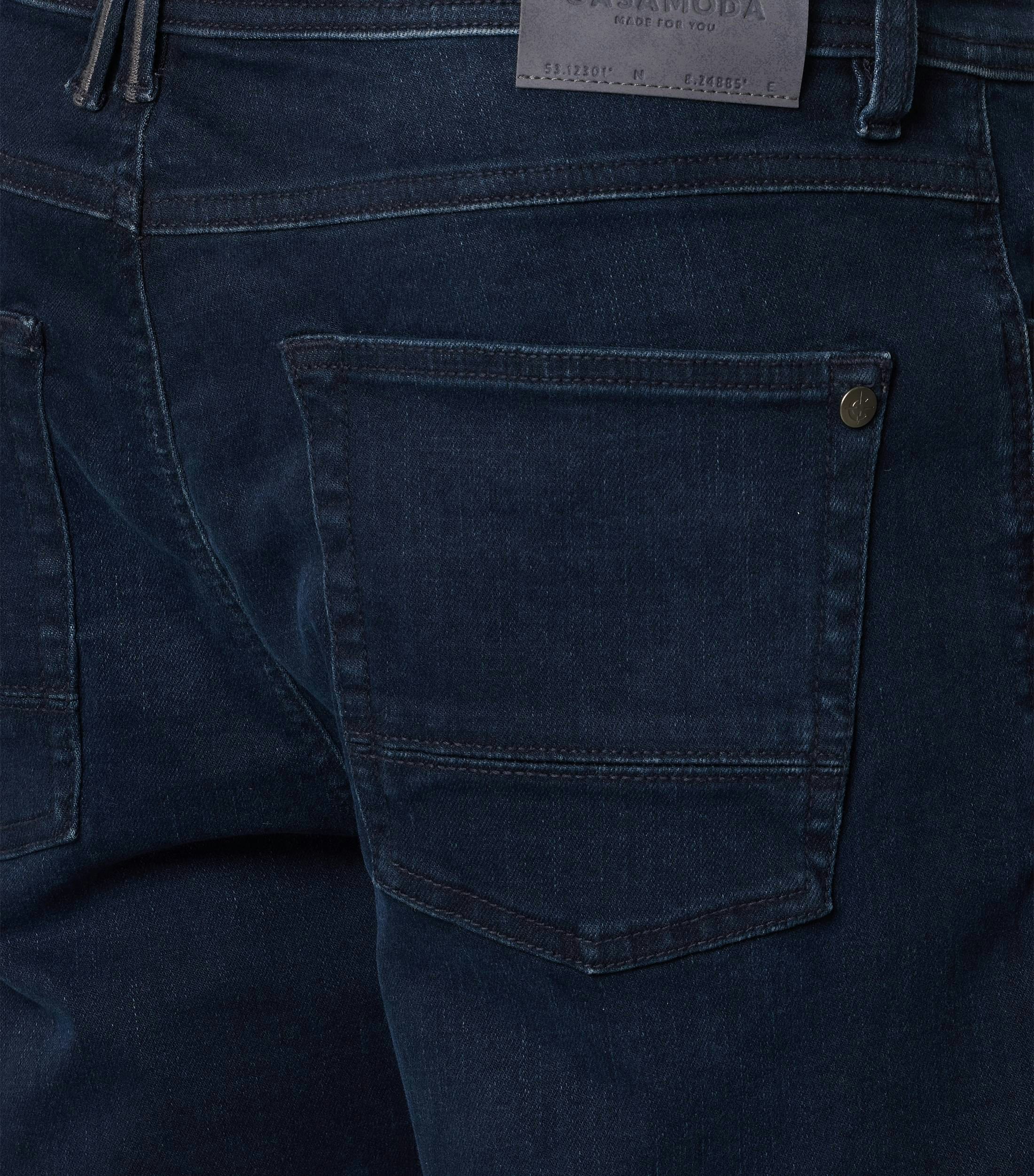 Eine Shorts im uni Muster in der Farbe Dunkelblau