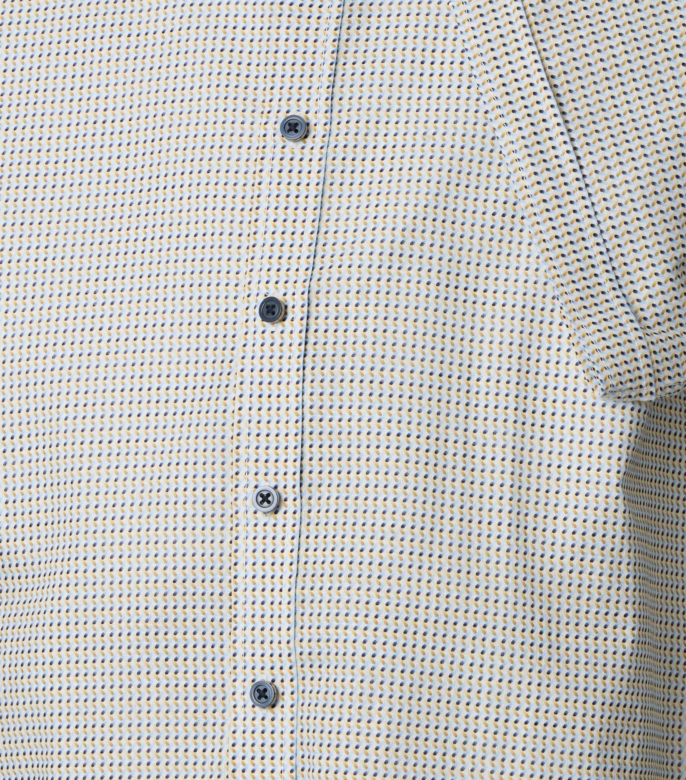 Ein Freizeithemd im Print Muster in der Farbe Beige