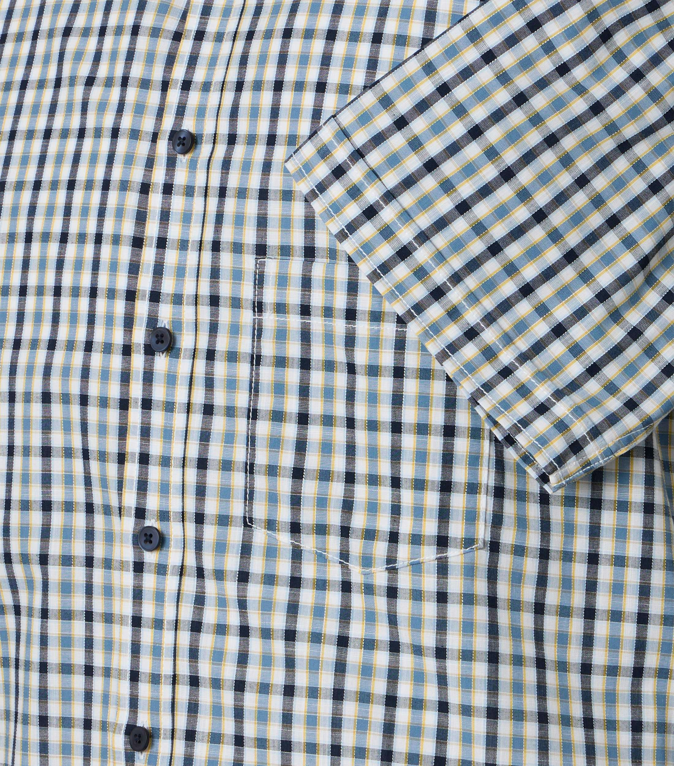 Ein Freizeithemd im kariert Muster in der Farbe Blau