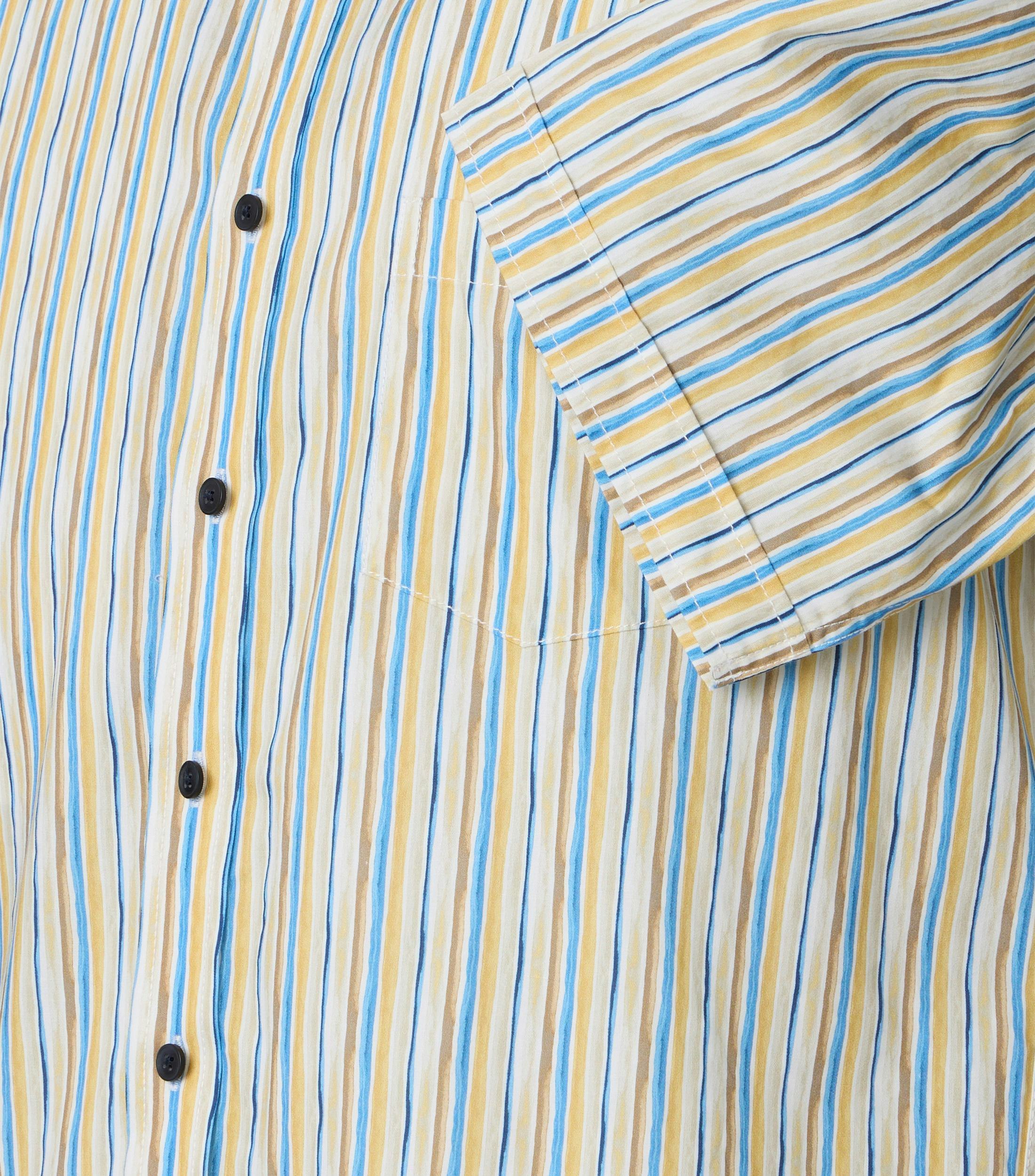 Ein Freizeithemd im Print Muster in der Farbe Gelb