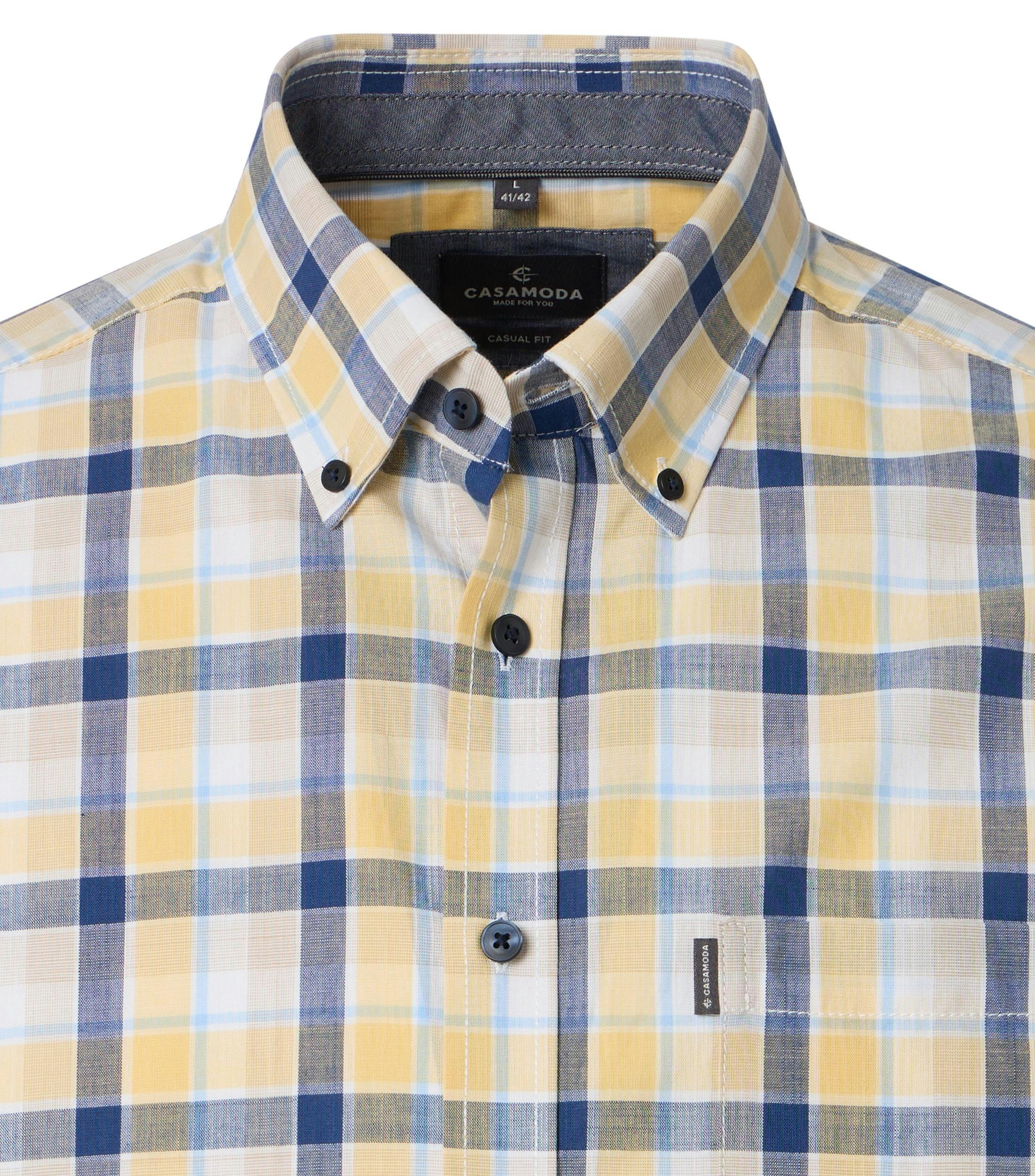 Ein Freizeithemd im kariert Muster in der Farbe Gelb