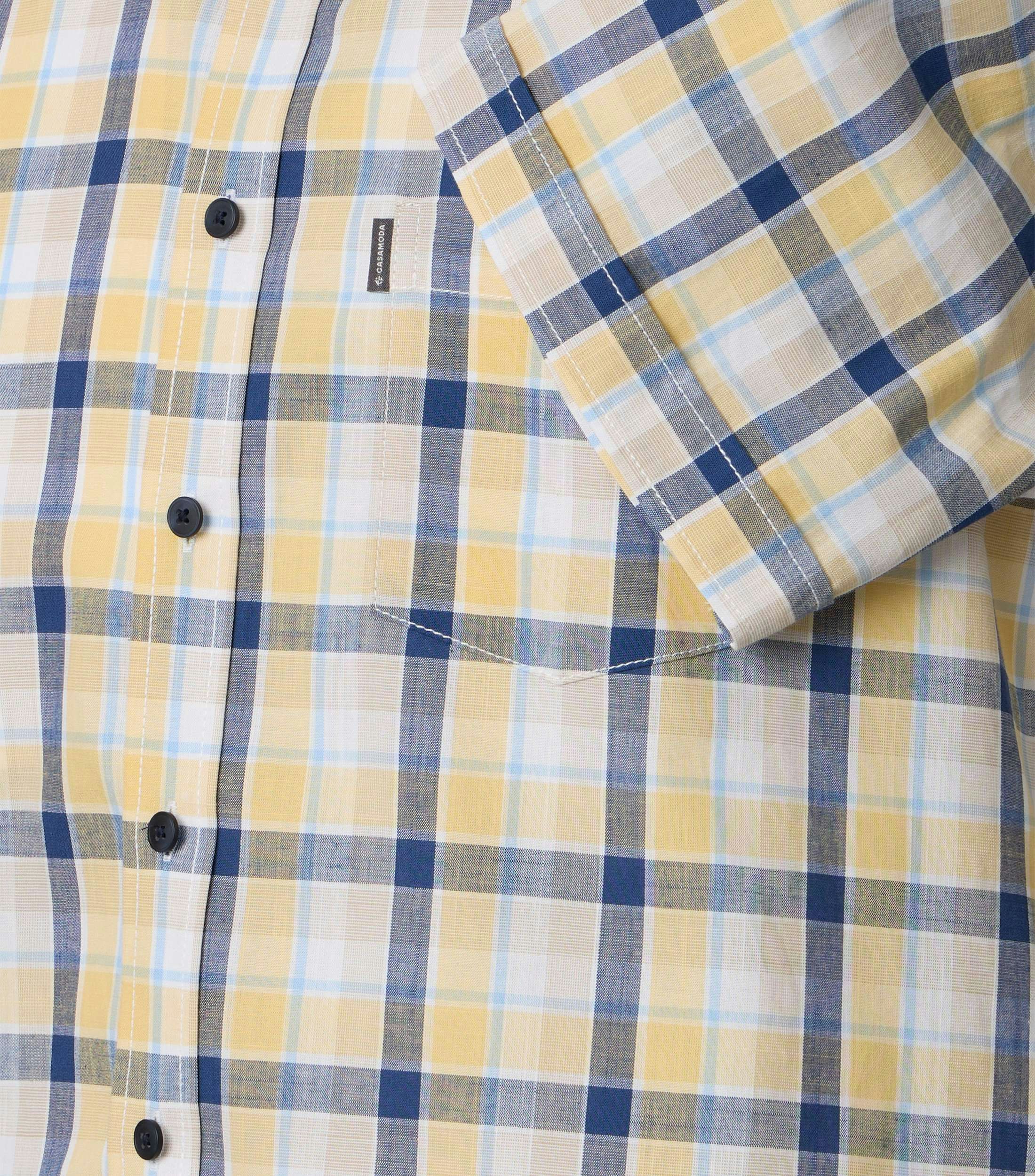 Ein Freizeithemd im kariert Muster in der Farbe Gelb