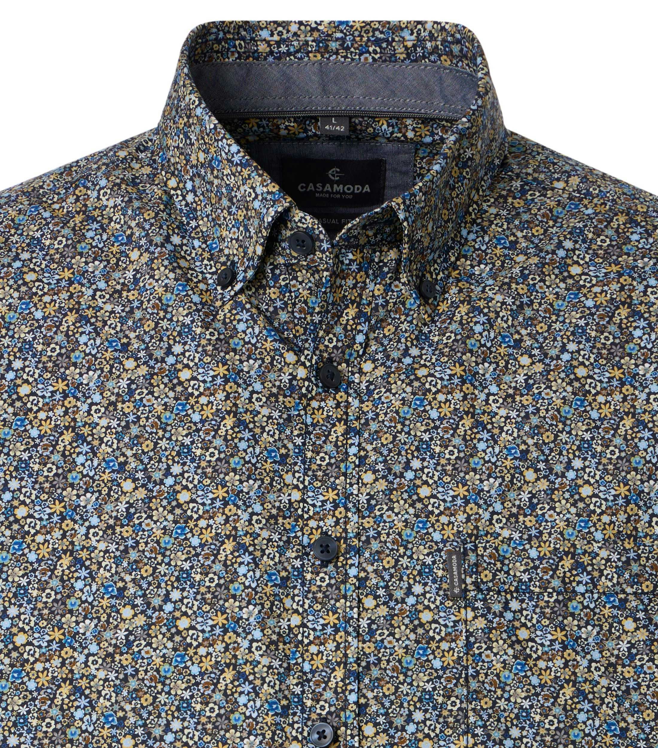 Ein Freizeithemd im Print Muster in der Farbe Dunkelblau