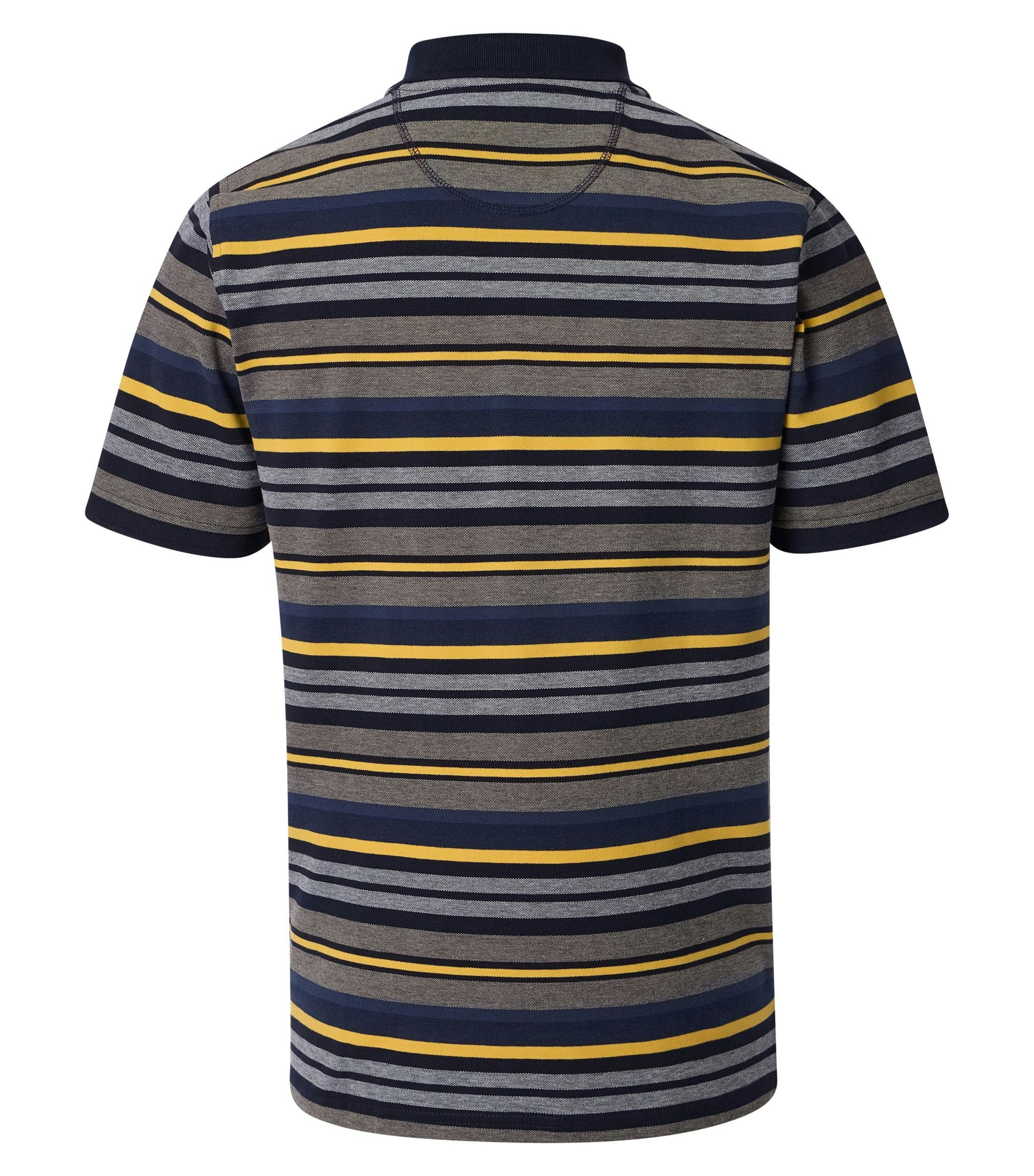 Ein Polo-Shirt im gestreift Muster in der Farbe Beige