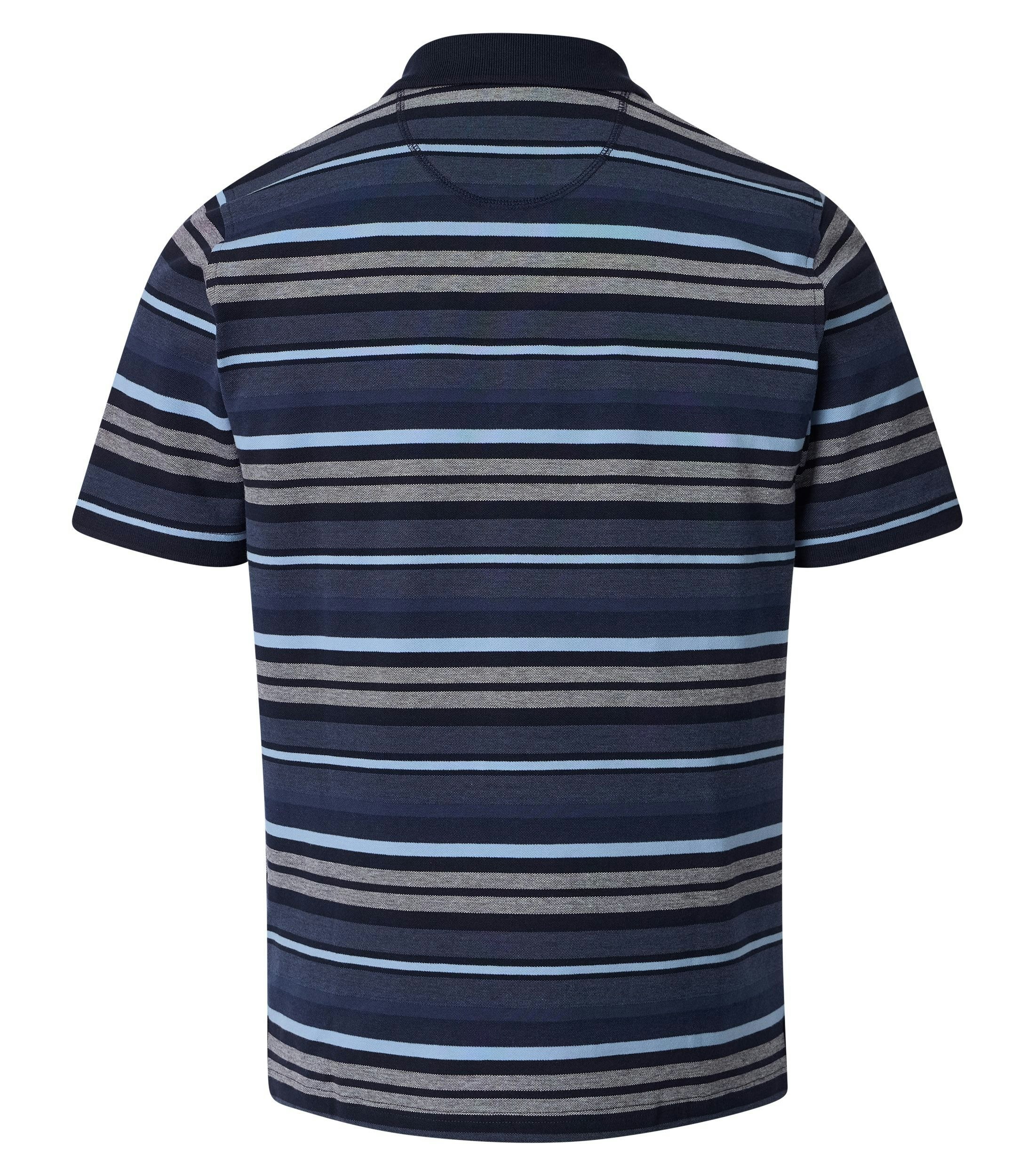 Ein Polo-Shirt im gestreift Muster in der Farbe Dunkelblau
