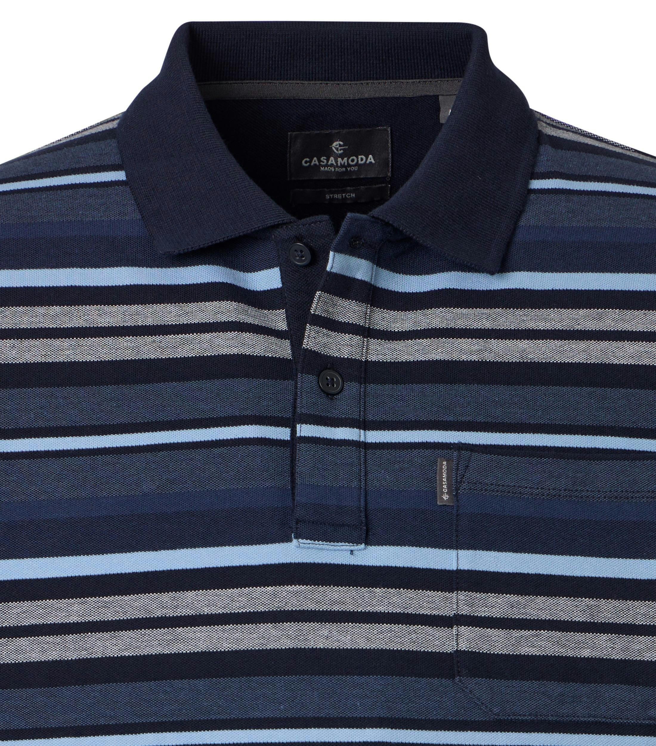 Ein Polo-Shirt im gestreift Muster in der Farbe Dunkelblau