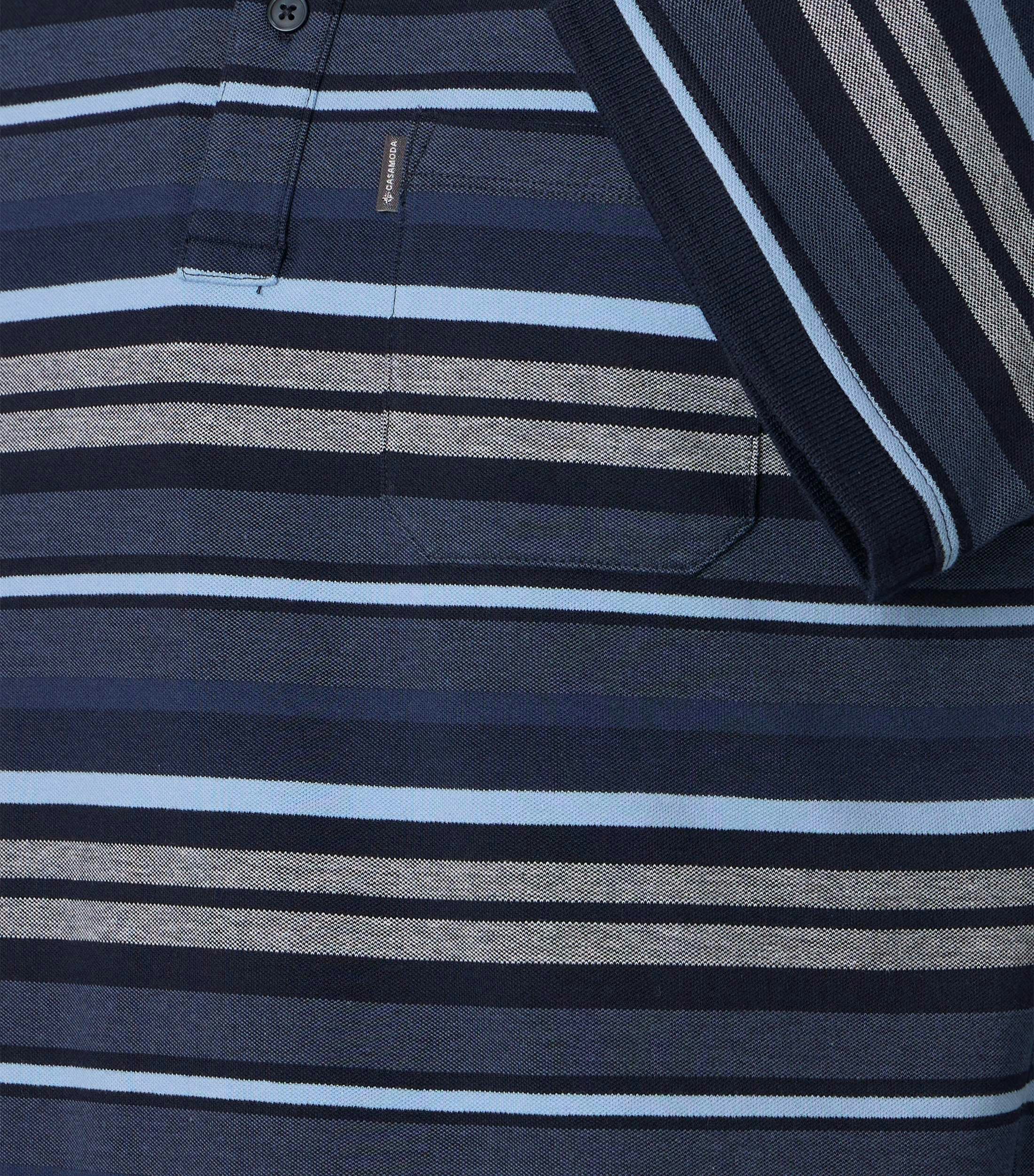Ein Polo-Shirt im gestreift Muster in der Farbe Dunkelblau