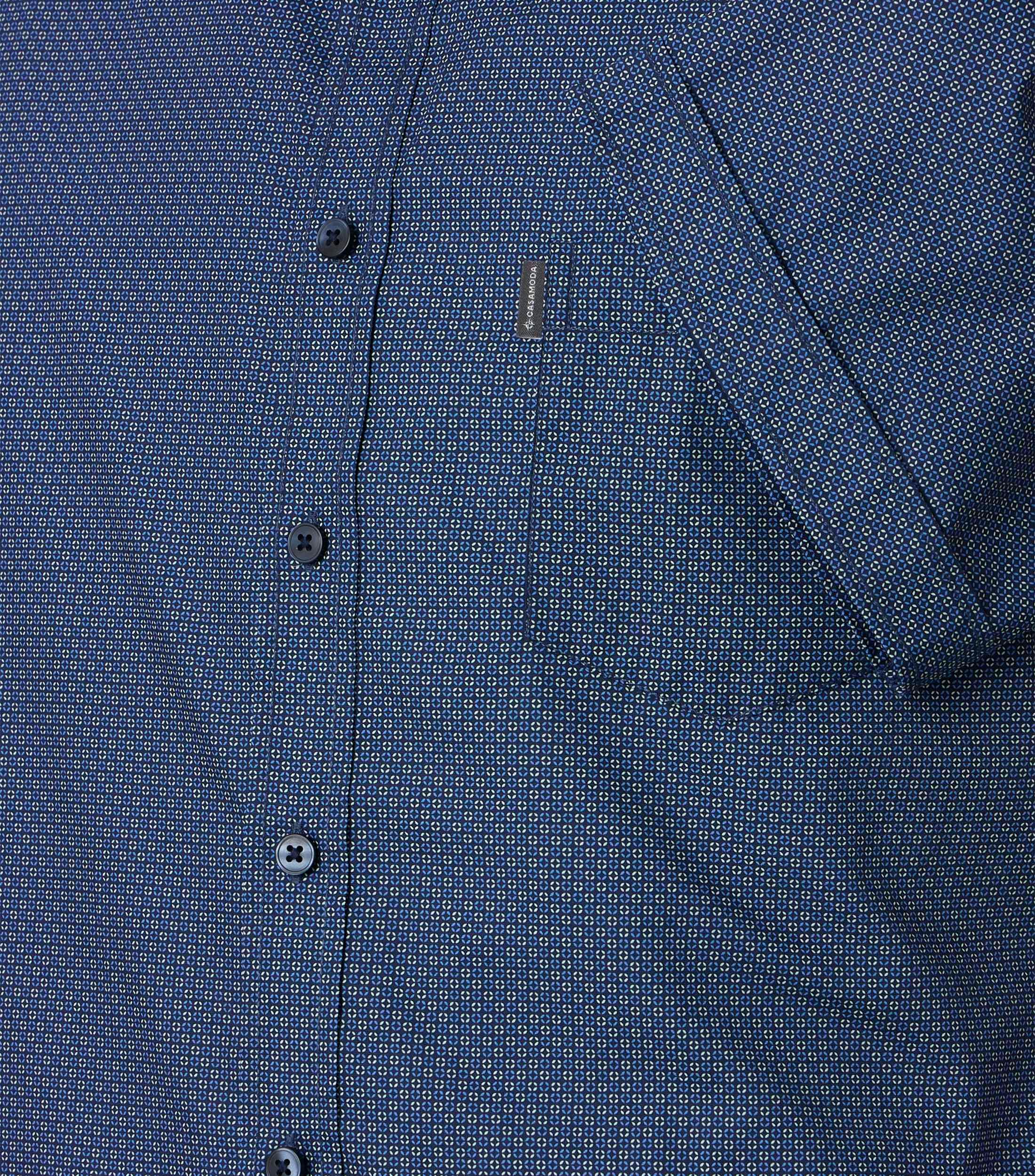 Ein Freizeithemd im Print Muster in der Farbe Blau