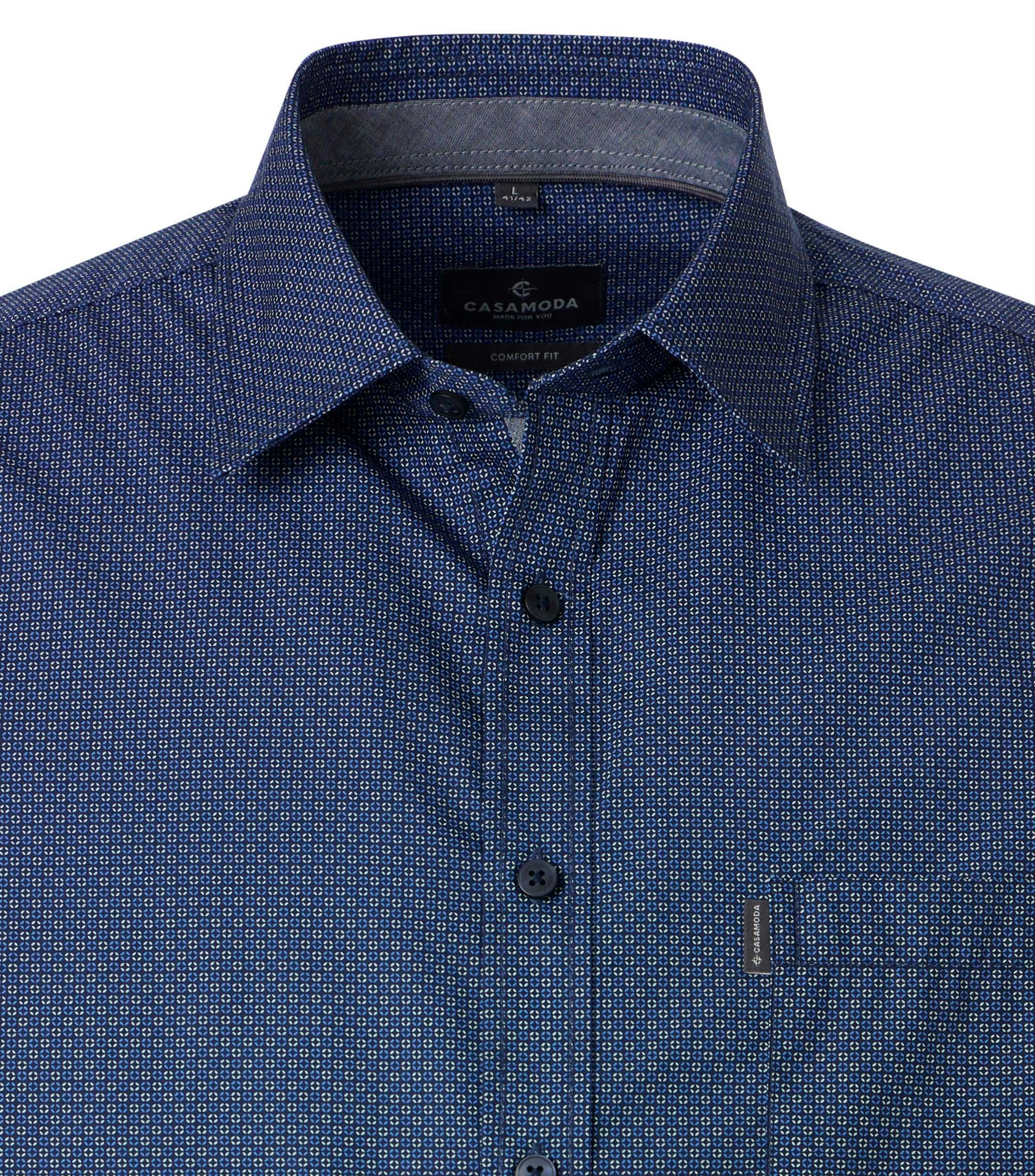Ein Freizeithemd im Print Muster in der Farbe Blau