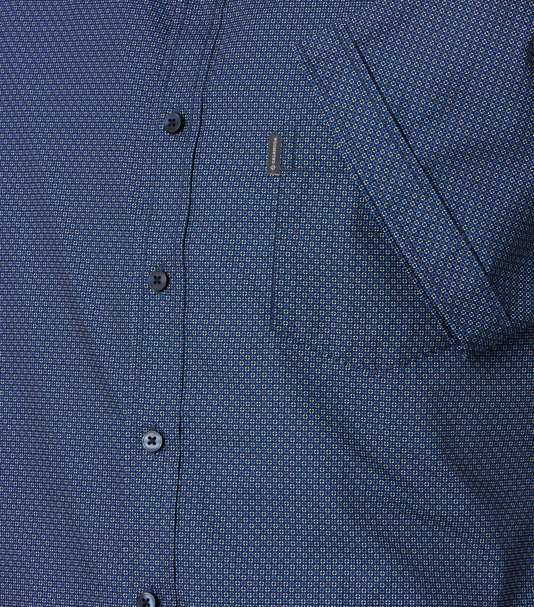 Ein Freizeithemd im Print Muster in der Farbe Blau