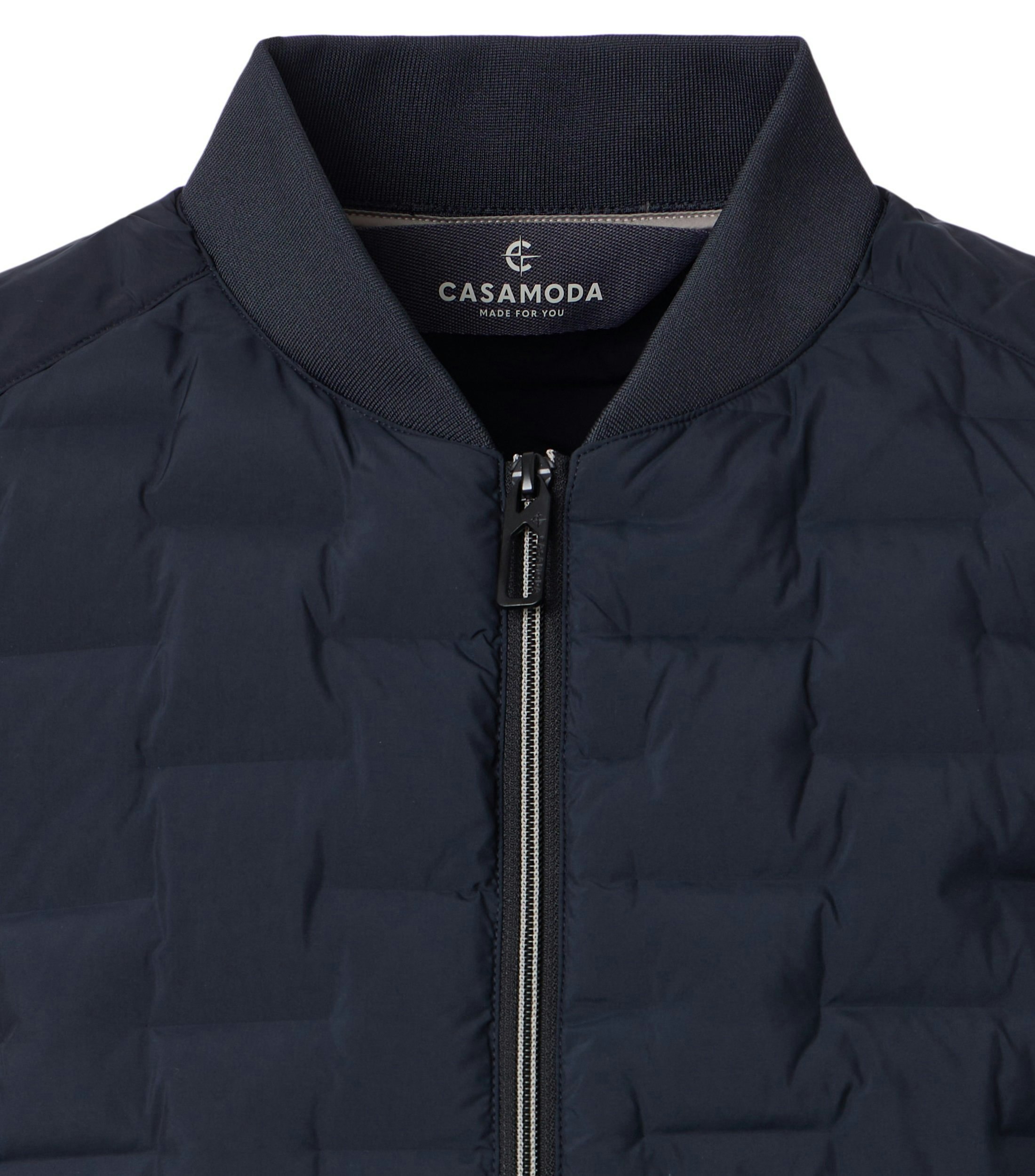 Eine Weste im uni Muster in der Farbe Dunkelblau