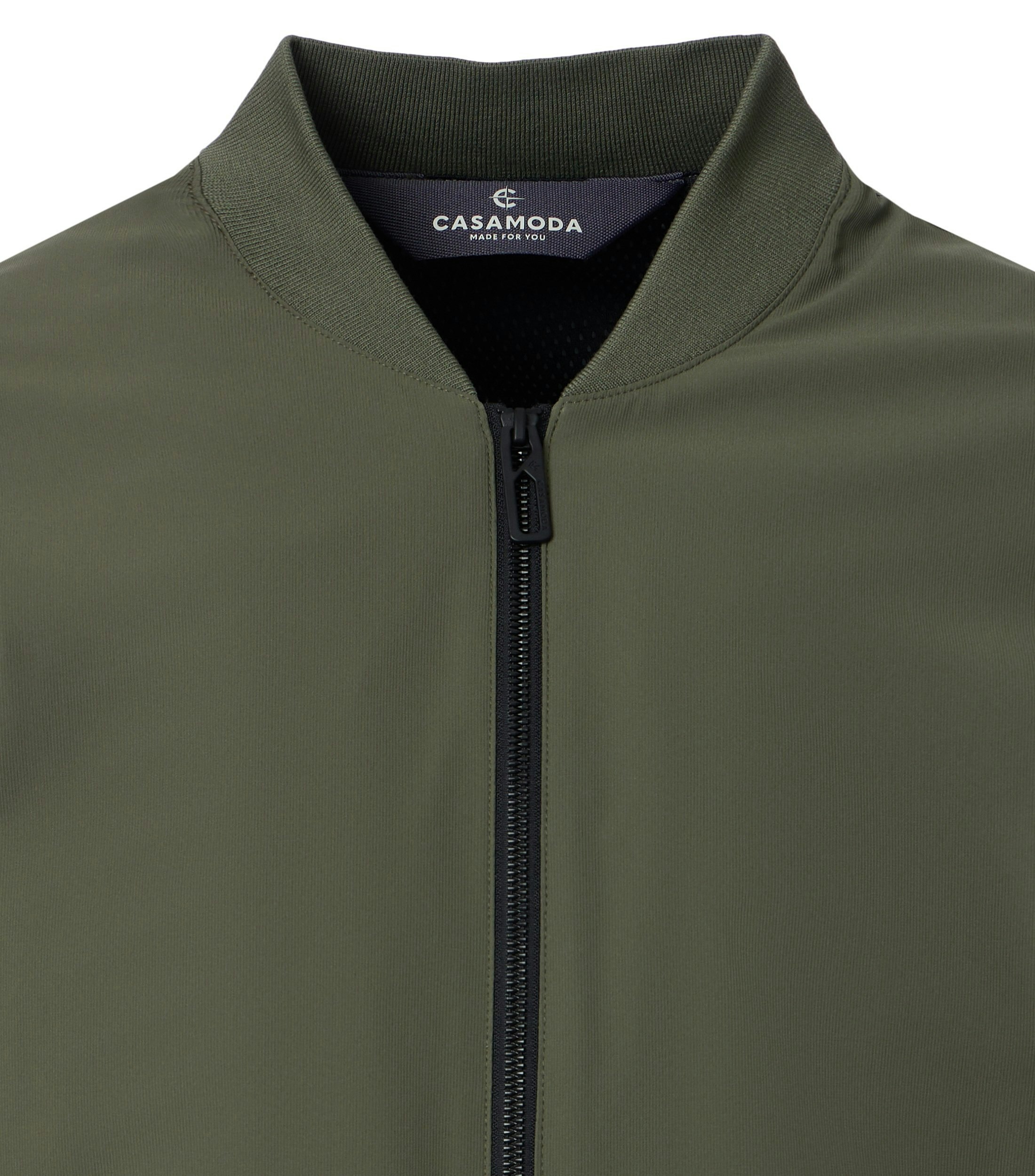 Eine Jacke im uni Muster in der Farbe Olive