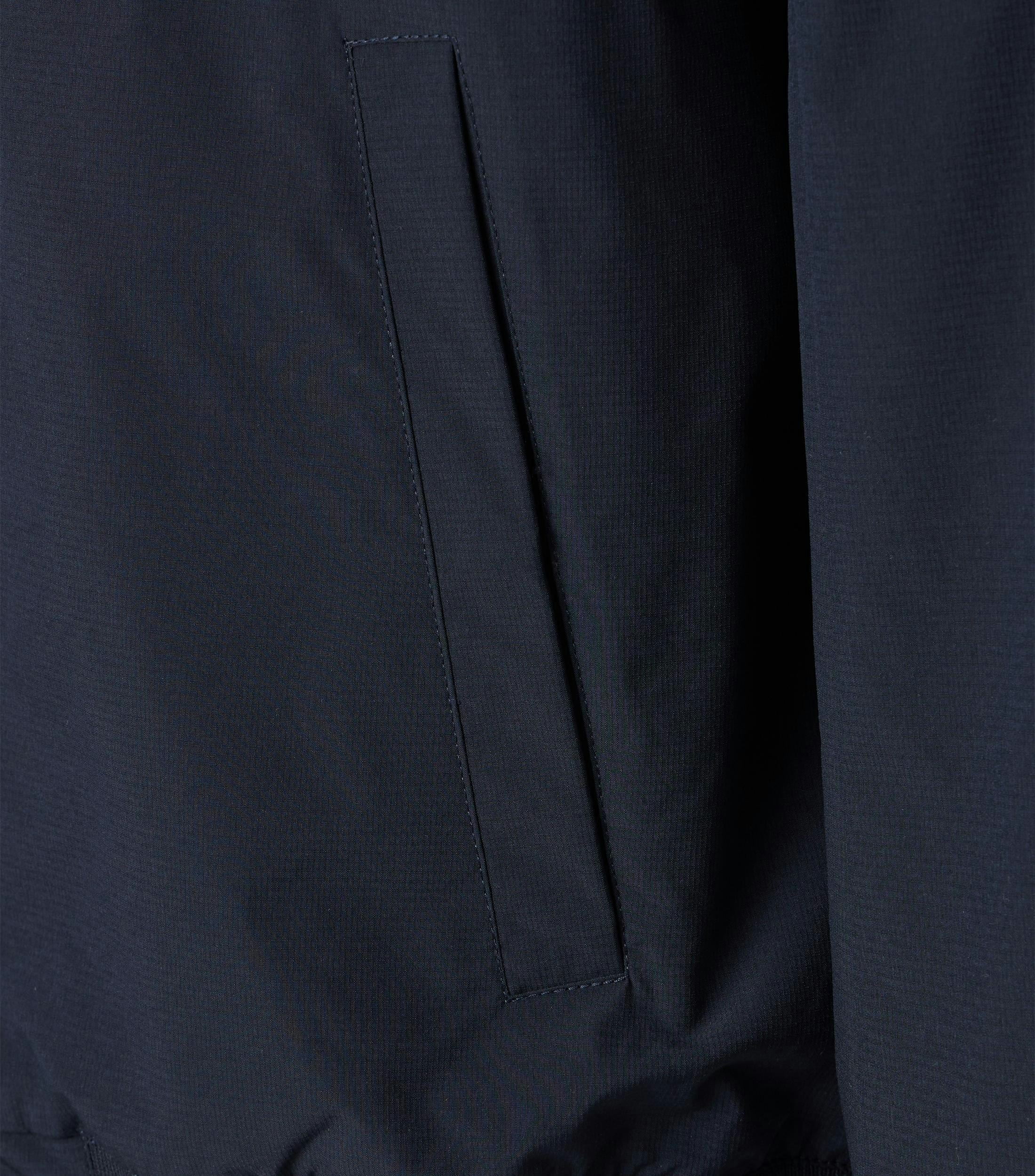 Eine Jacke im uni Muster in der Farbe Blau