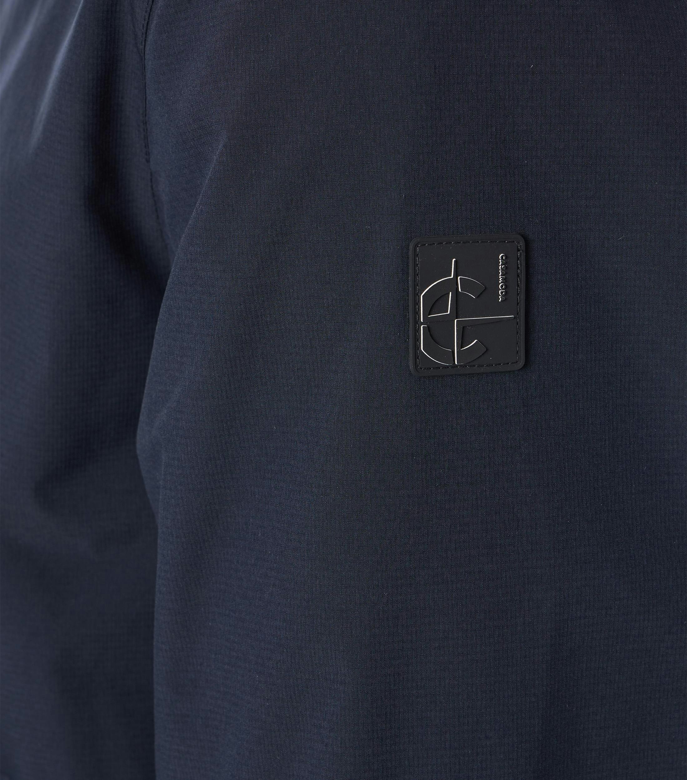 Eine Jacke im uni Muster in der Farbe Blau