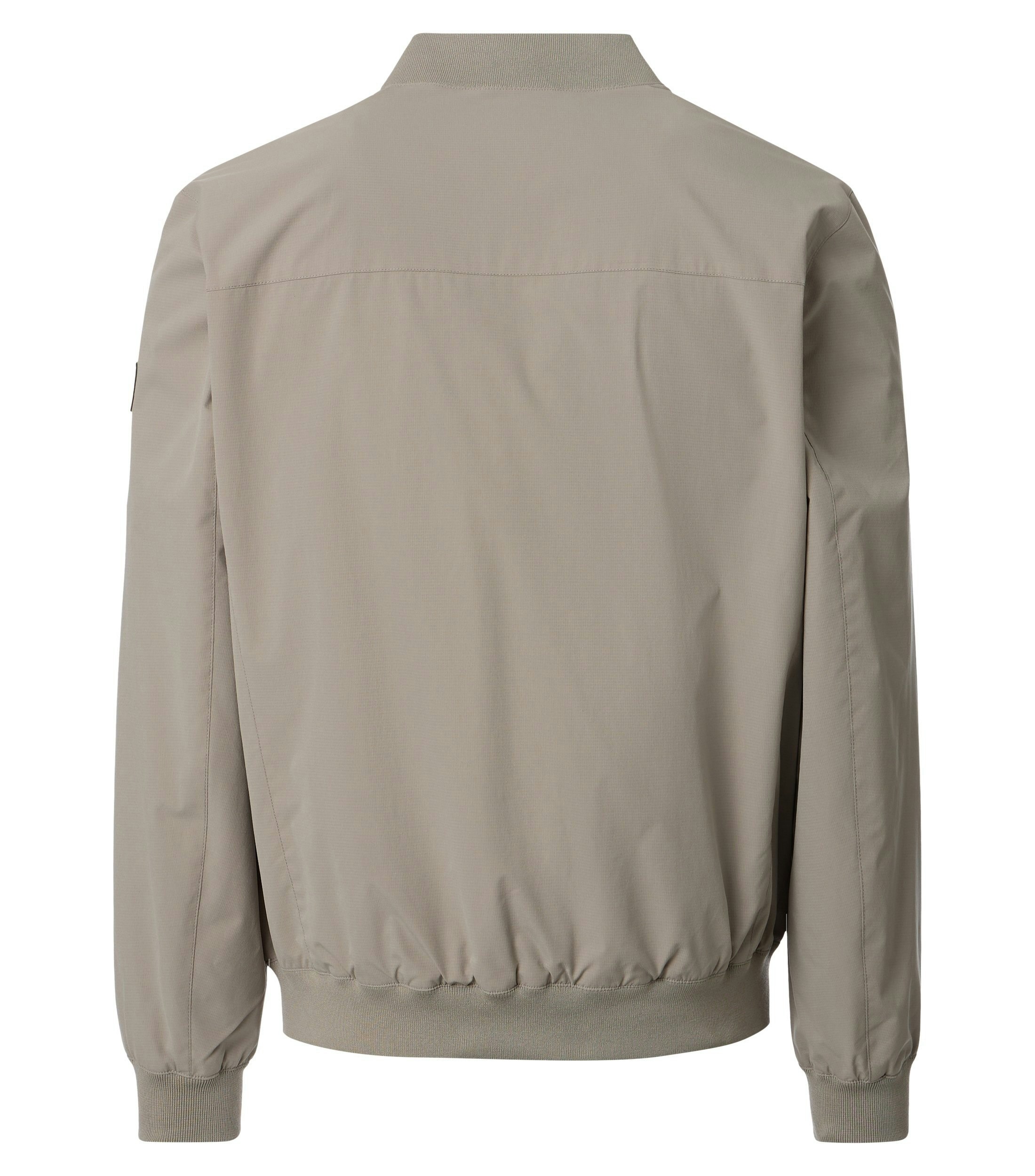 Eine Jacke im uni Muster in der Farbe Beige