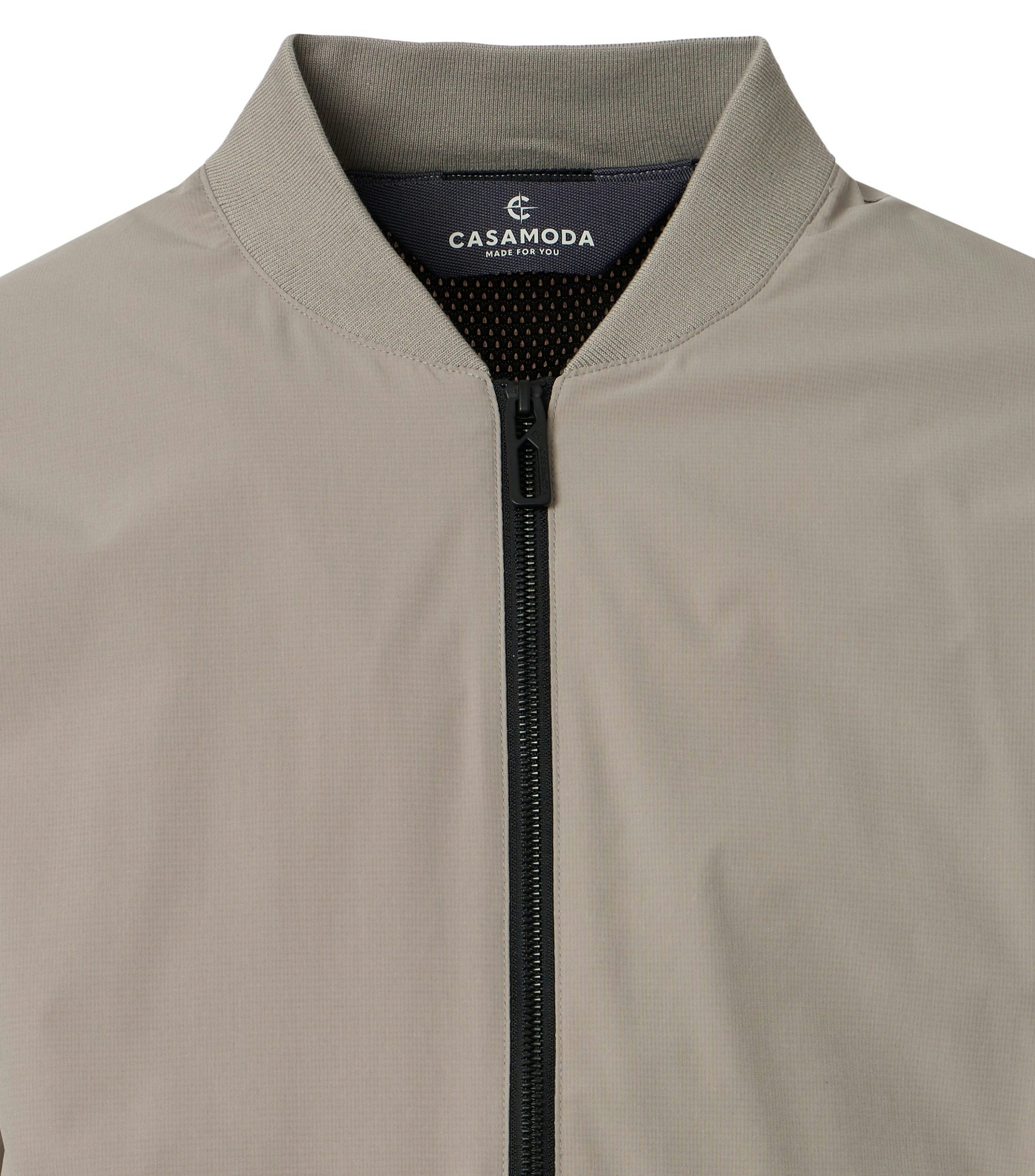 Eine Jacke im uni Muster in der Farbe Beige