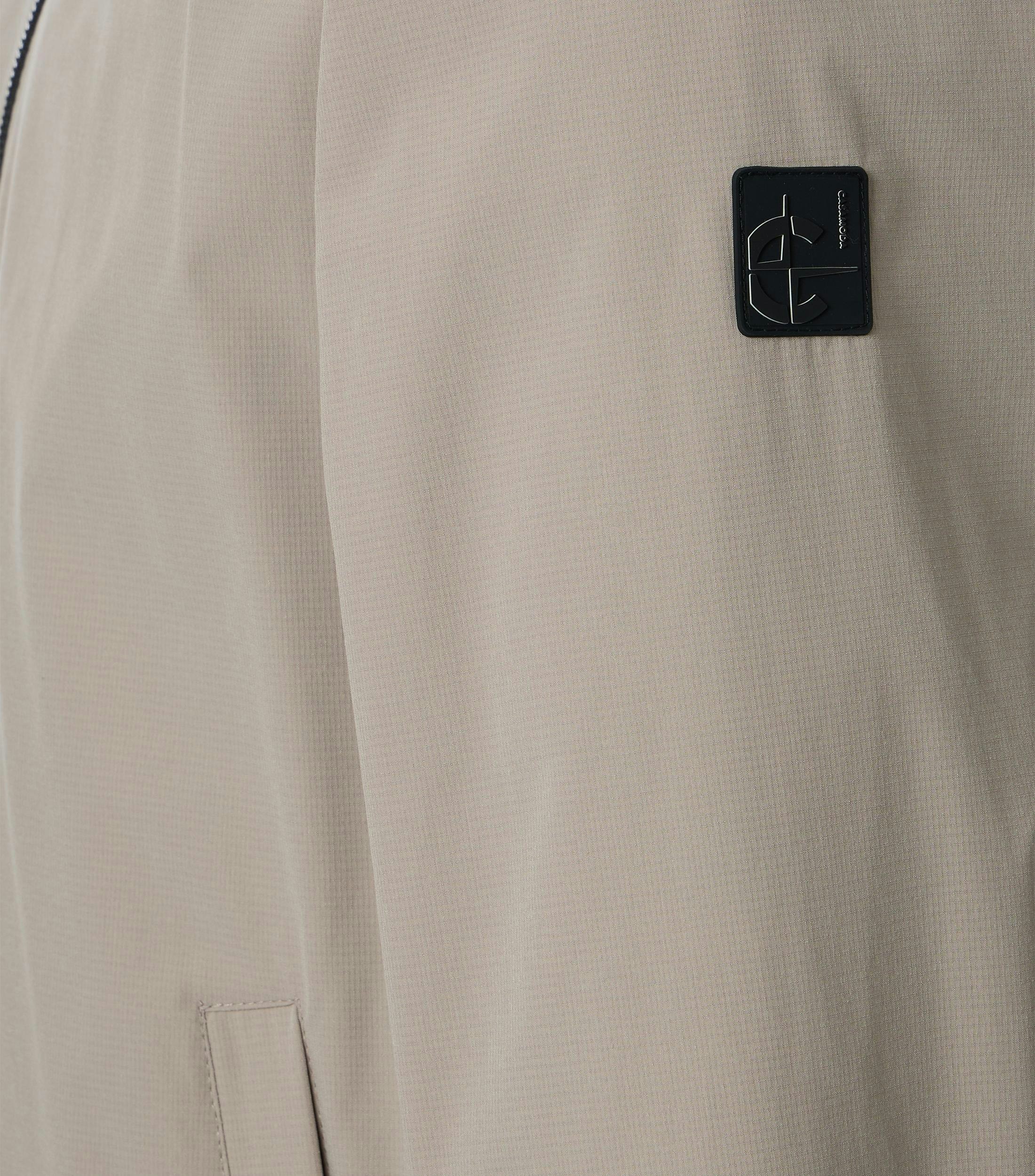 Eine Jacke im uni Muster in der Farbe Beige