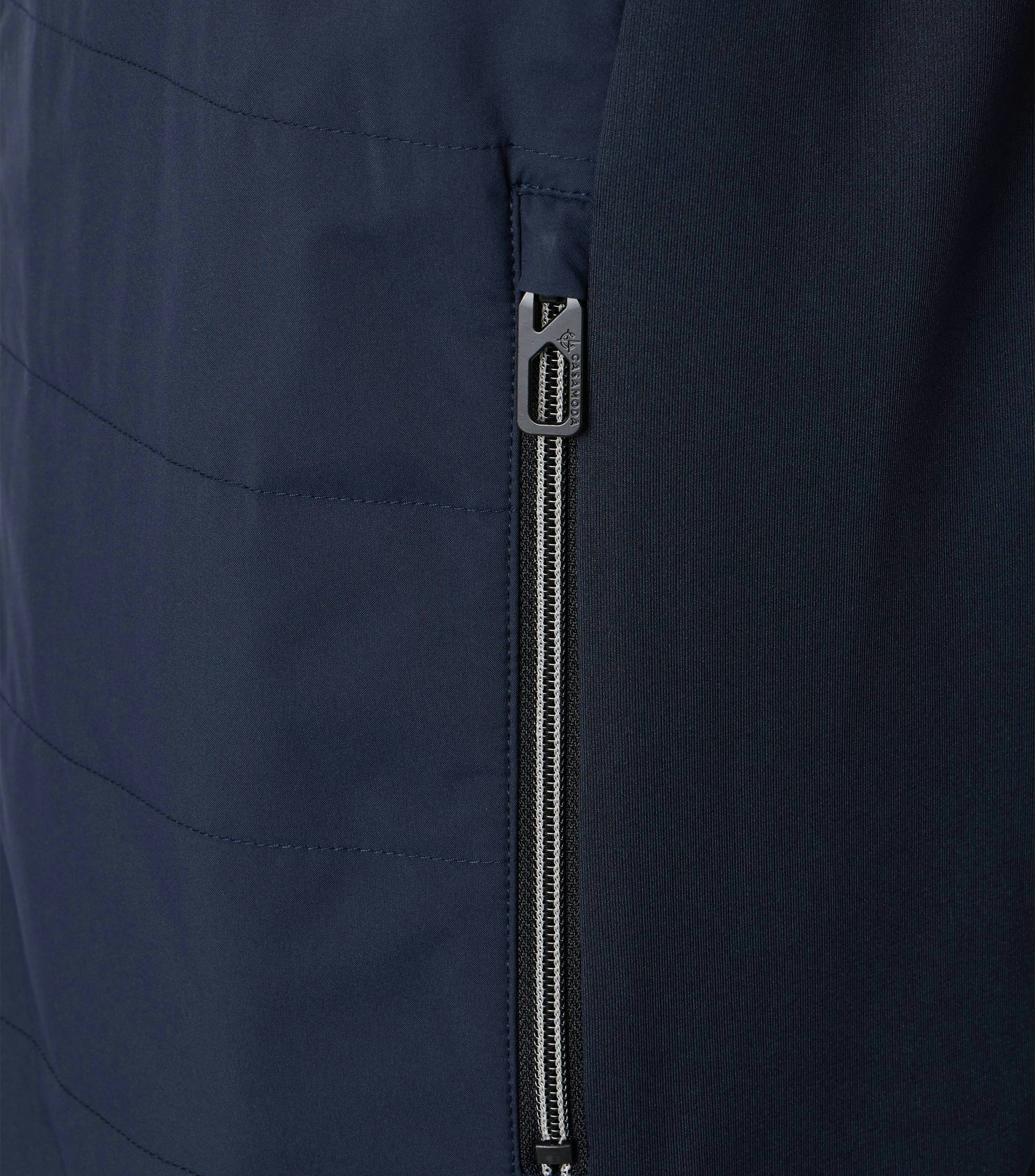 Eine Weste im uni Muster in der Farbe Dunkelblau