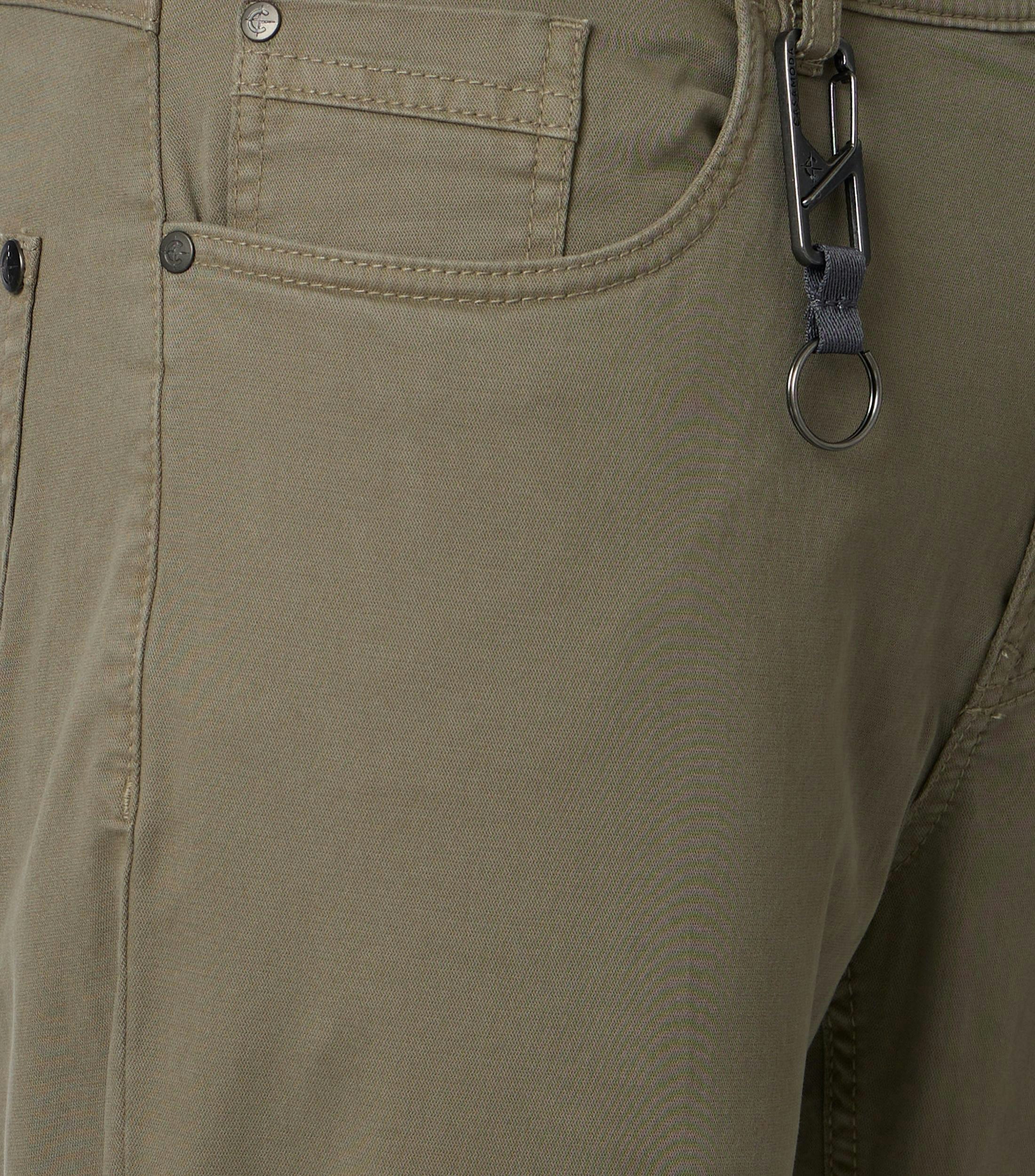 Eine Chino im uni Muster in der Farbe Grün