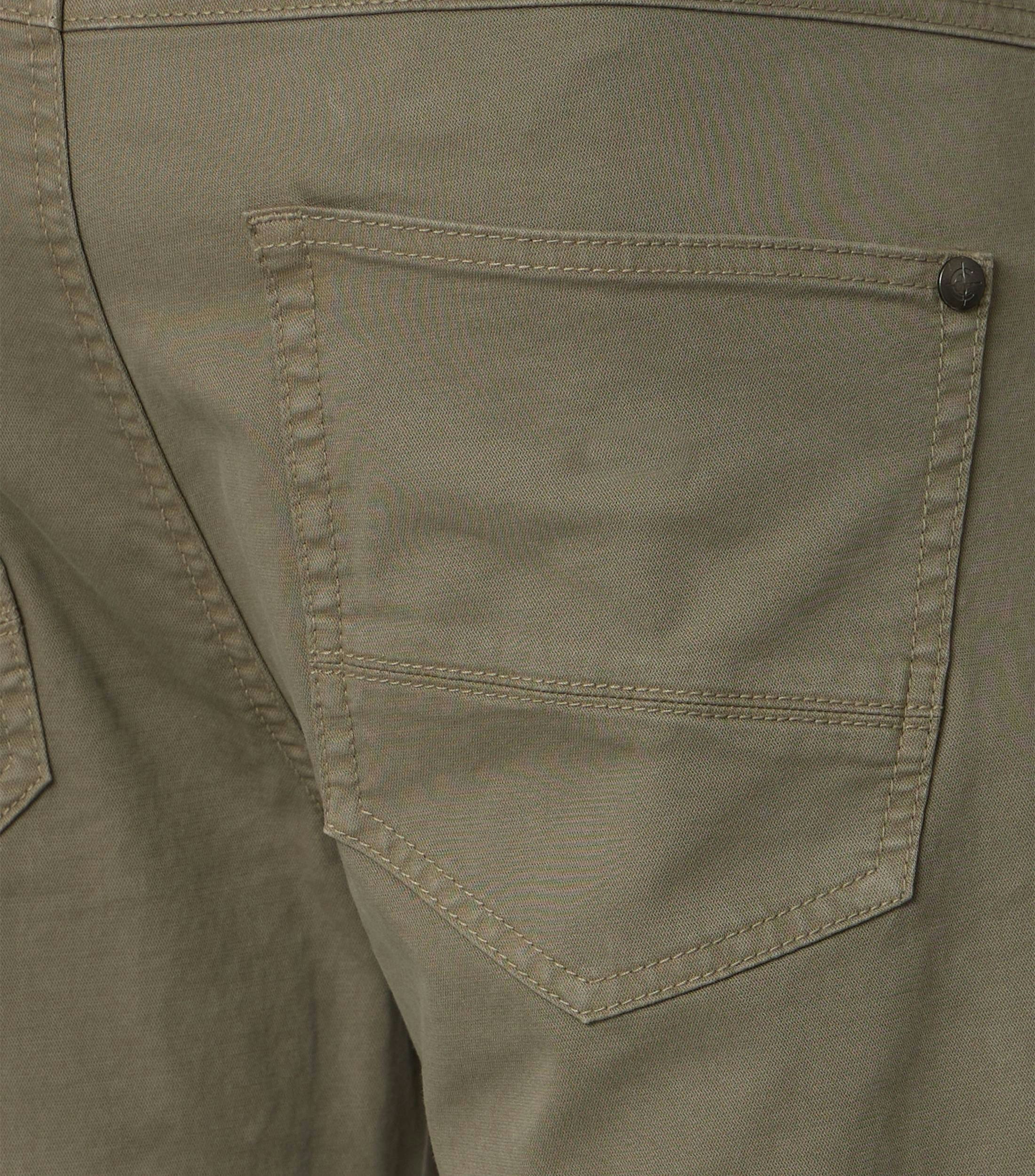 Eine Chino im uni Muster in der Farbe Grün