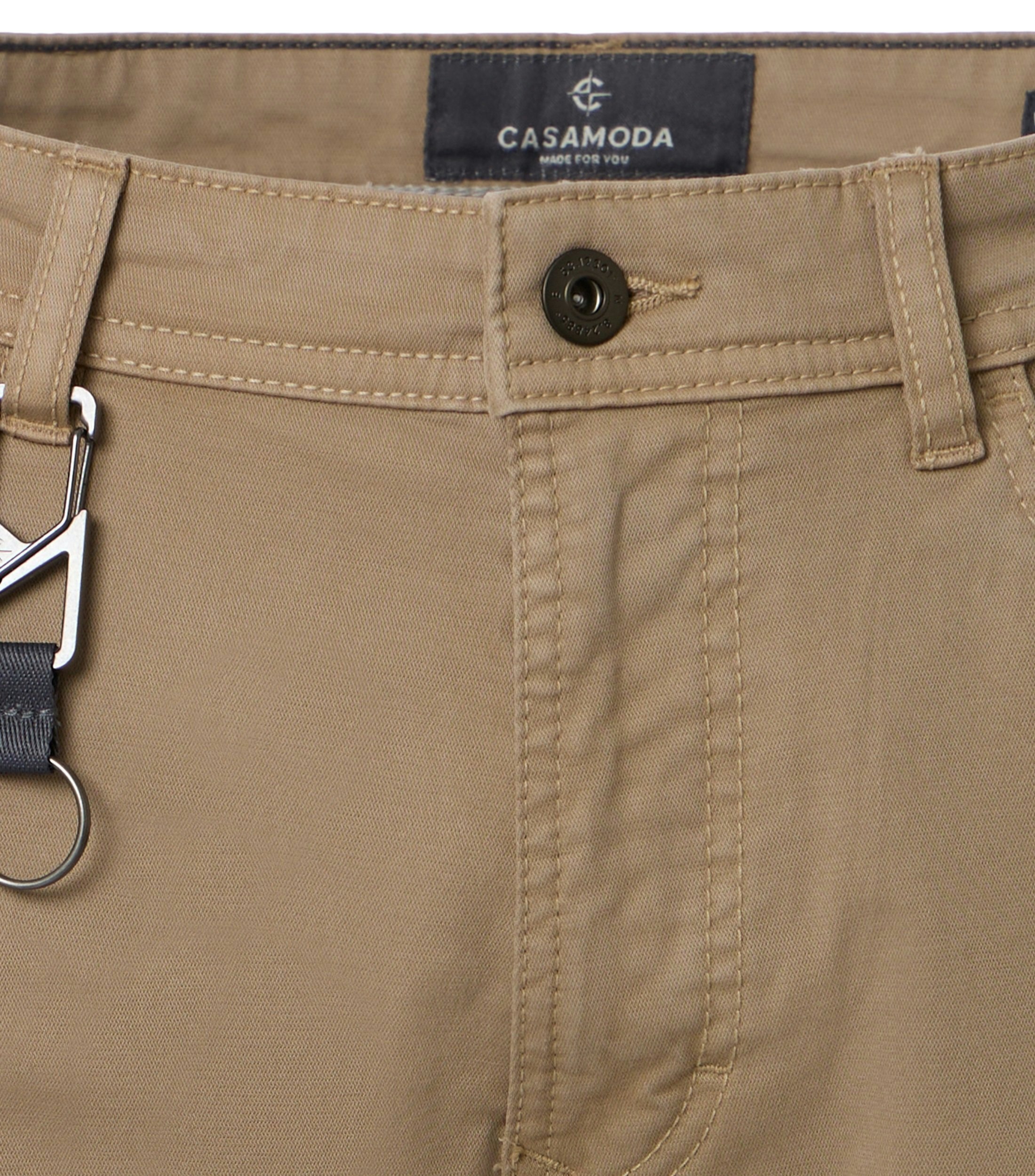 Eine Chino im uni Muster in der Farbe Beige