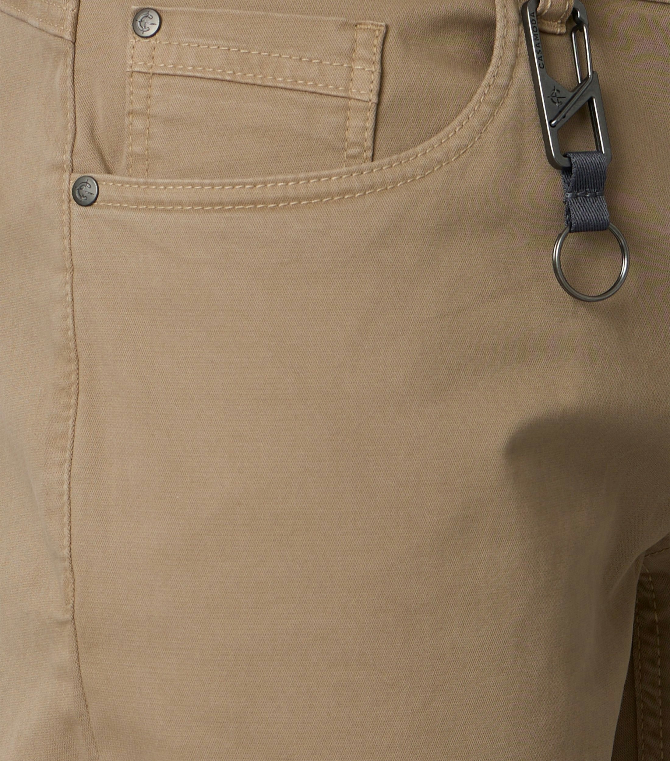 Eine Chino im uni Muster in der Farbe Beige