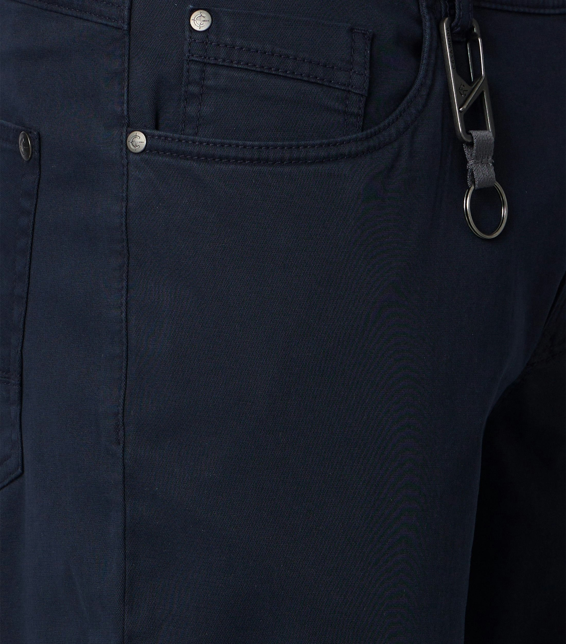 Eine Chino im uni Muster in der Farbe Dunkelblau