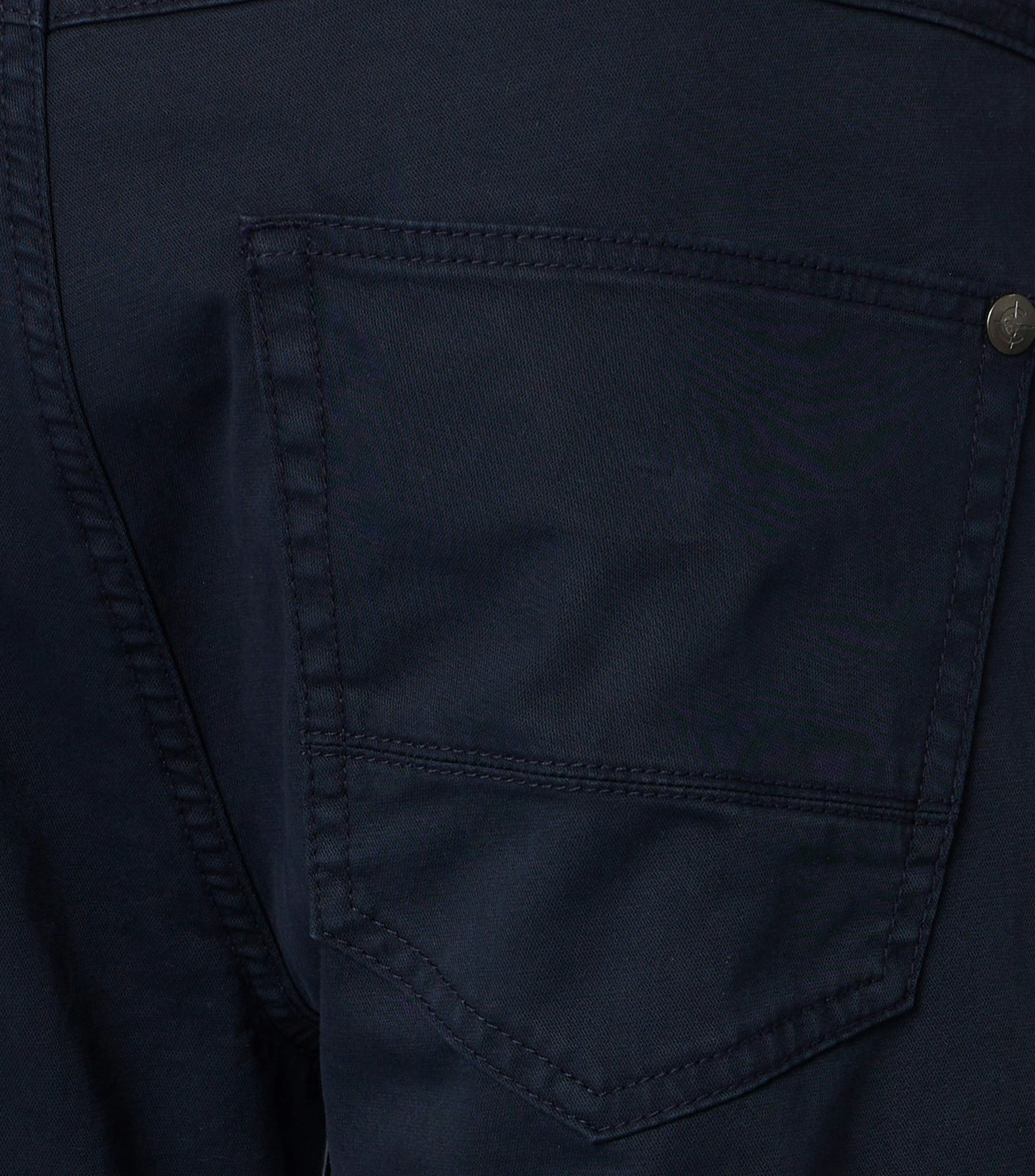 Eine Chino im uni Muster in der Farbe Dunkelblau