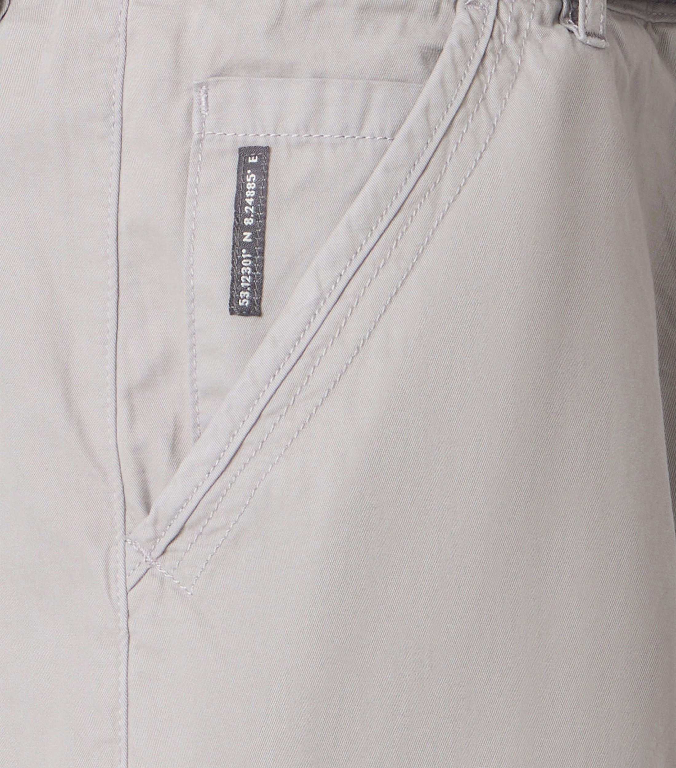 Eine Shorts im uni Muster in der Farbe Grau