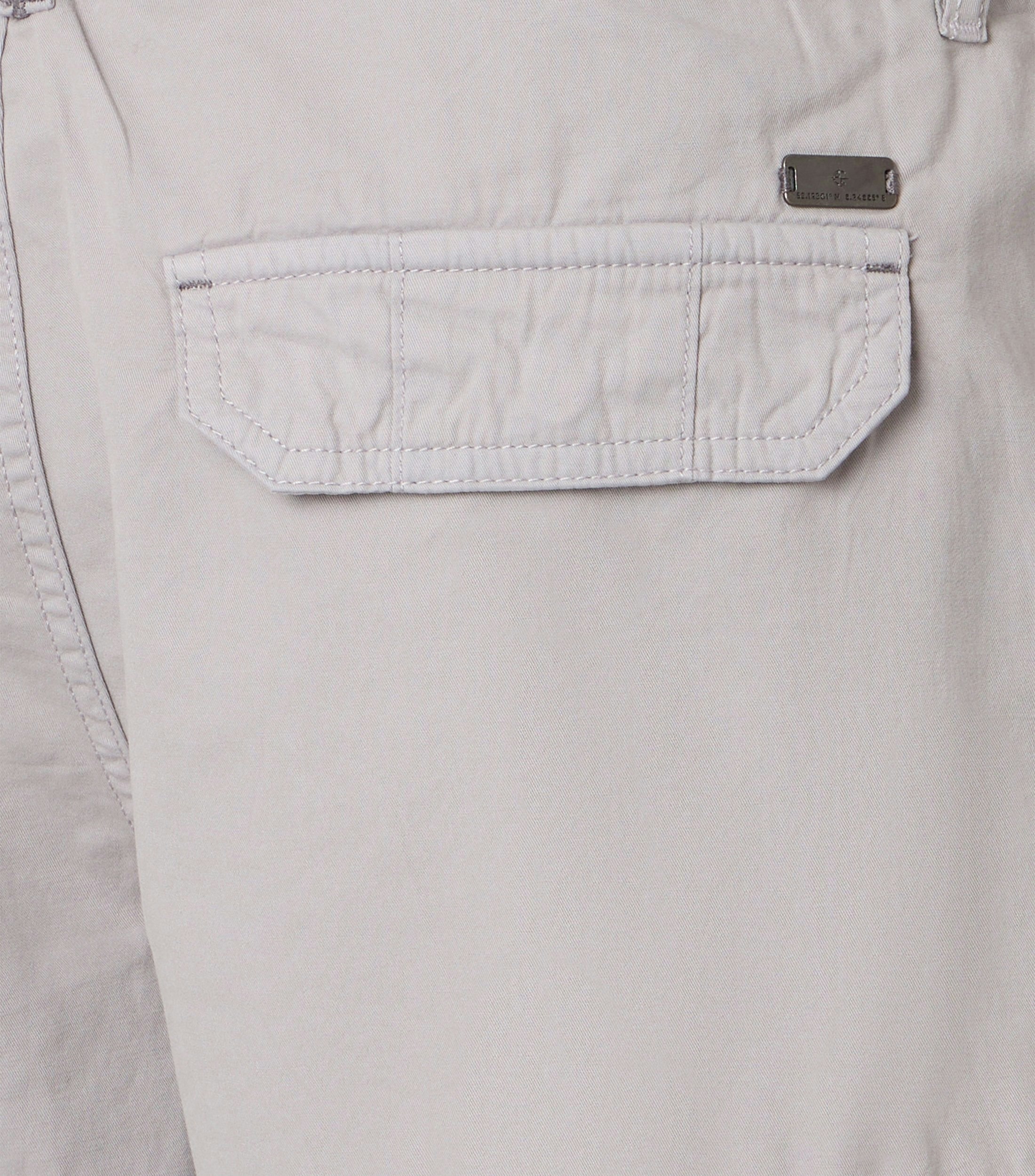 Eine Shorts im uni Muster in der Farbe Grau