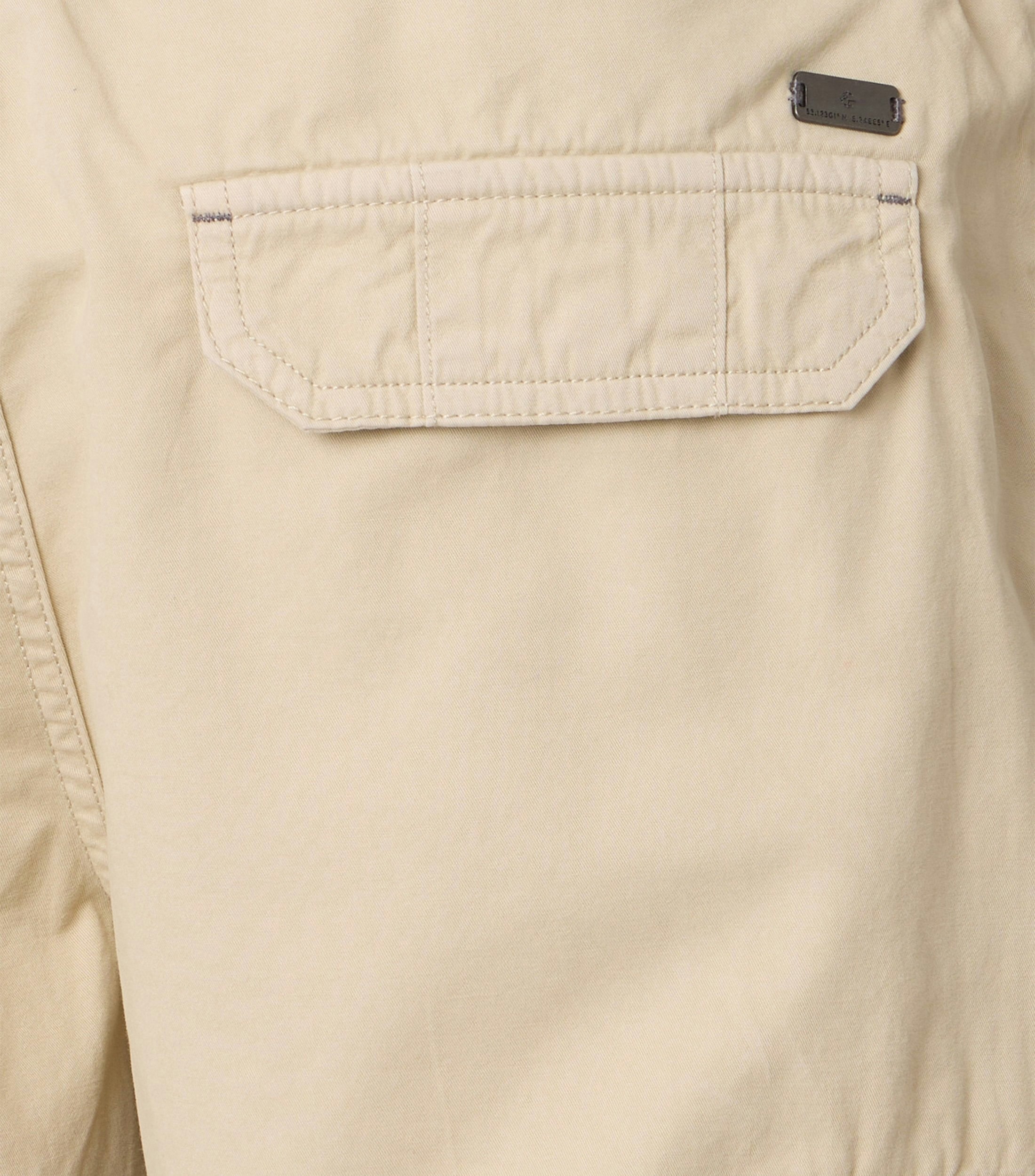 Eine Shorts im uni Muster in der Farbe Champagner Beige