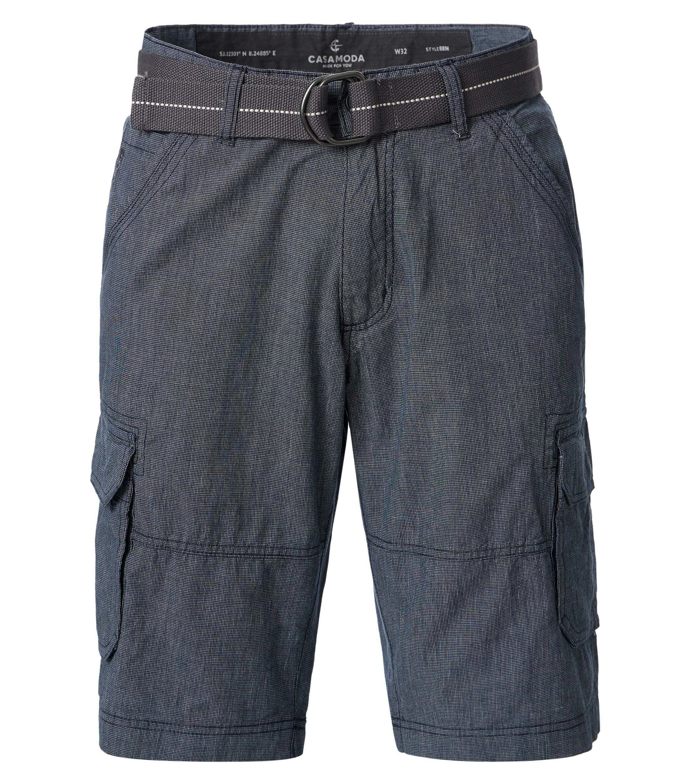 Eine Shorts im uni Muster in der Farbe Blau