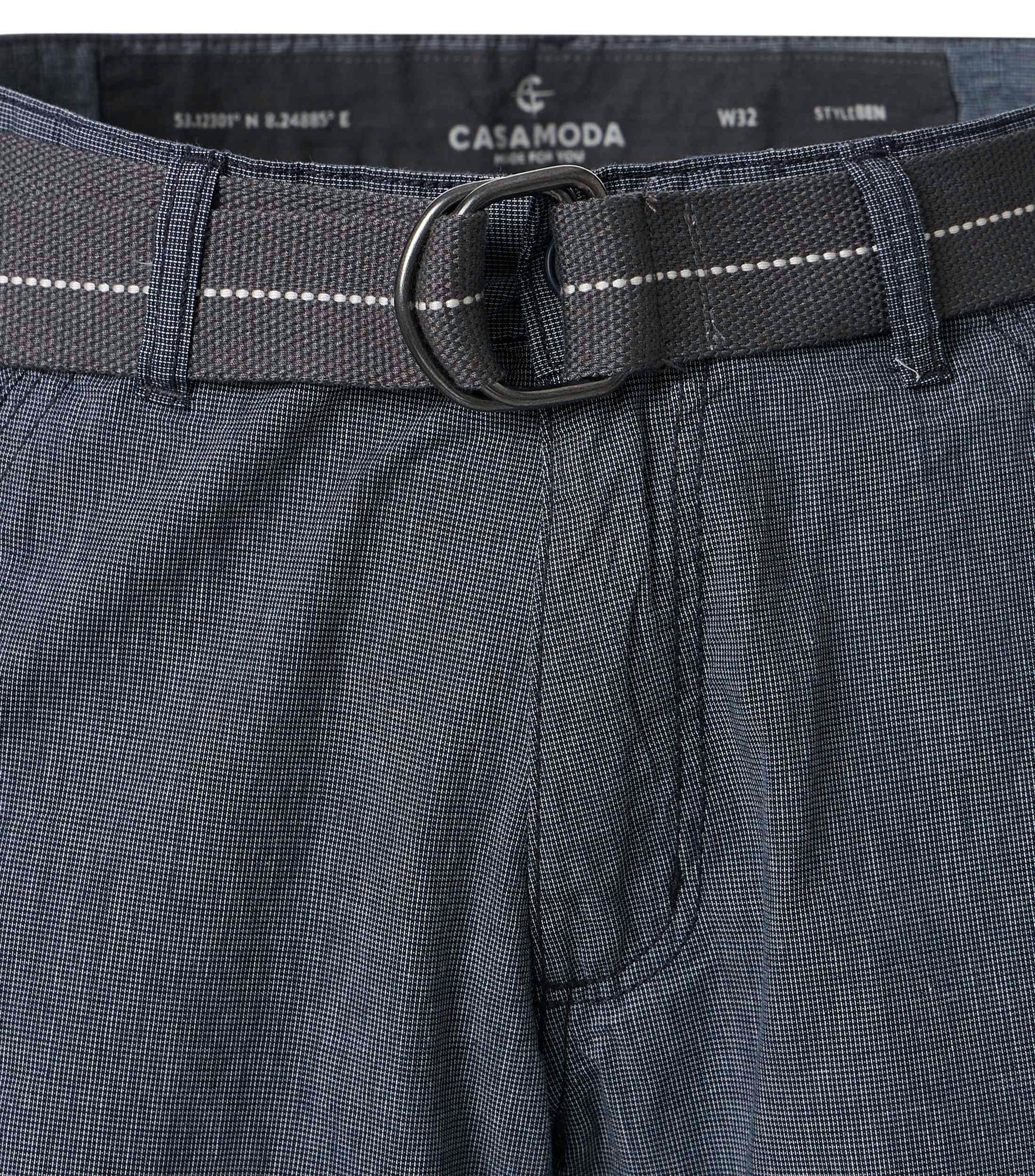 Eine Shorts im uni Muster in der Farbe Blau