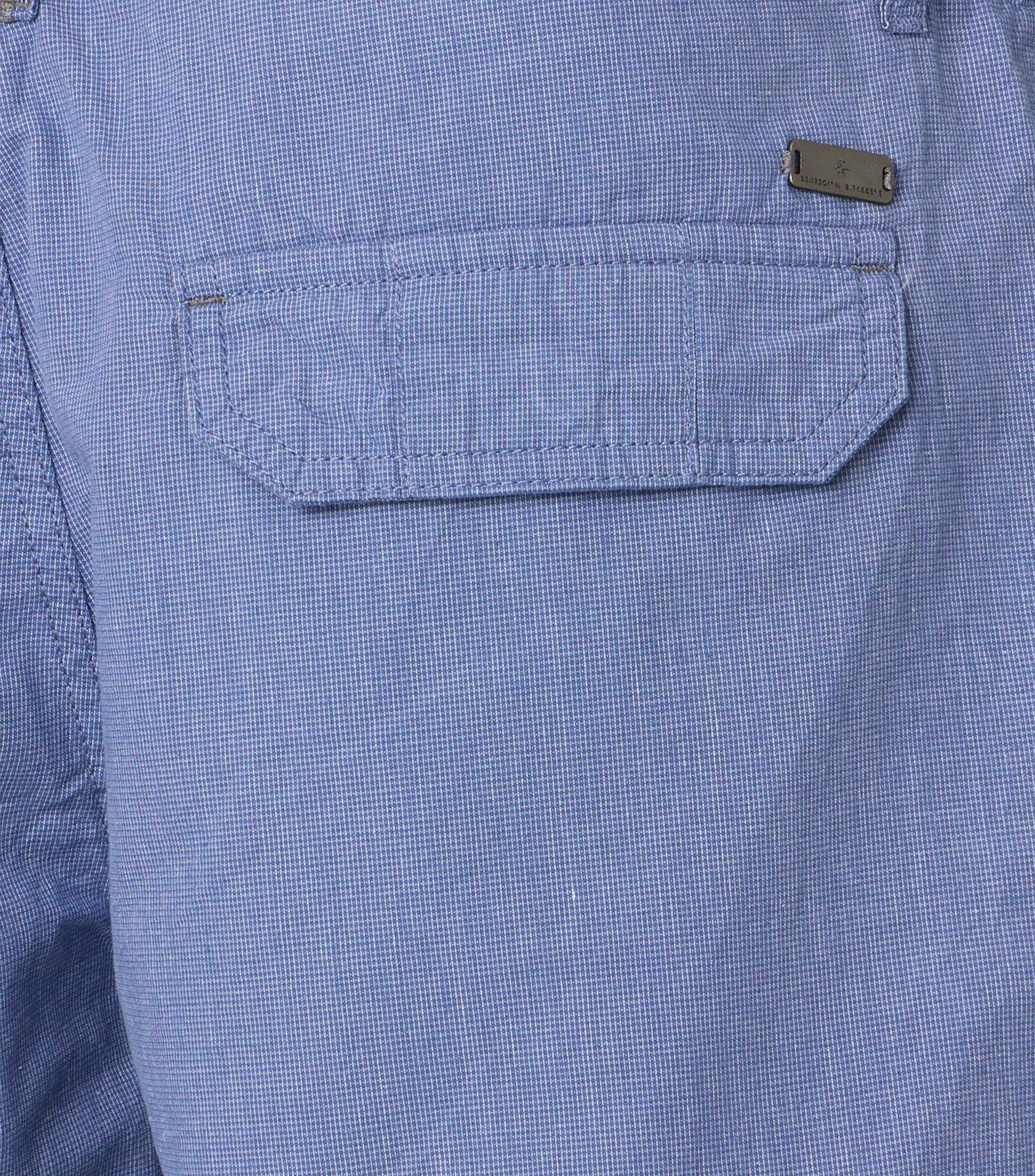 Eine Shorts im uni Muster in der Farbe Blau