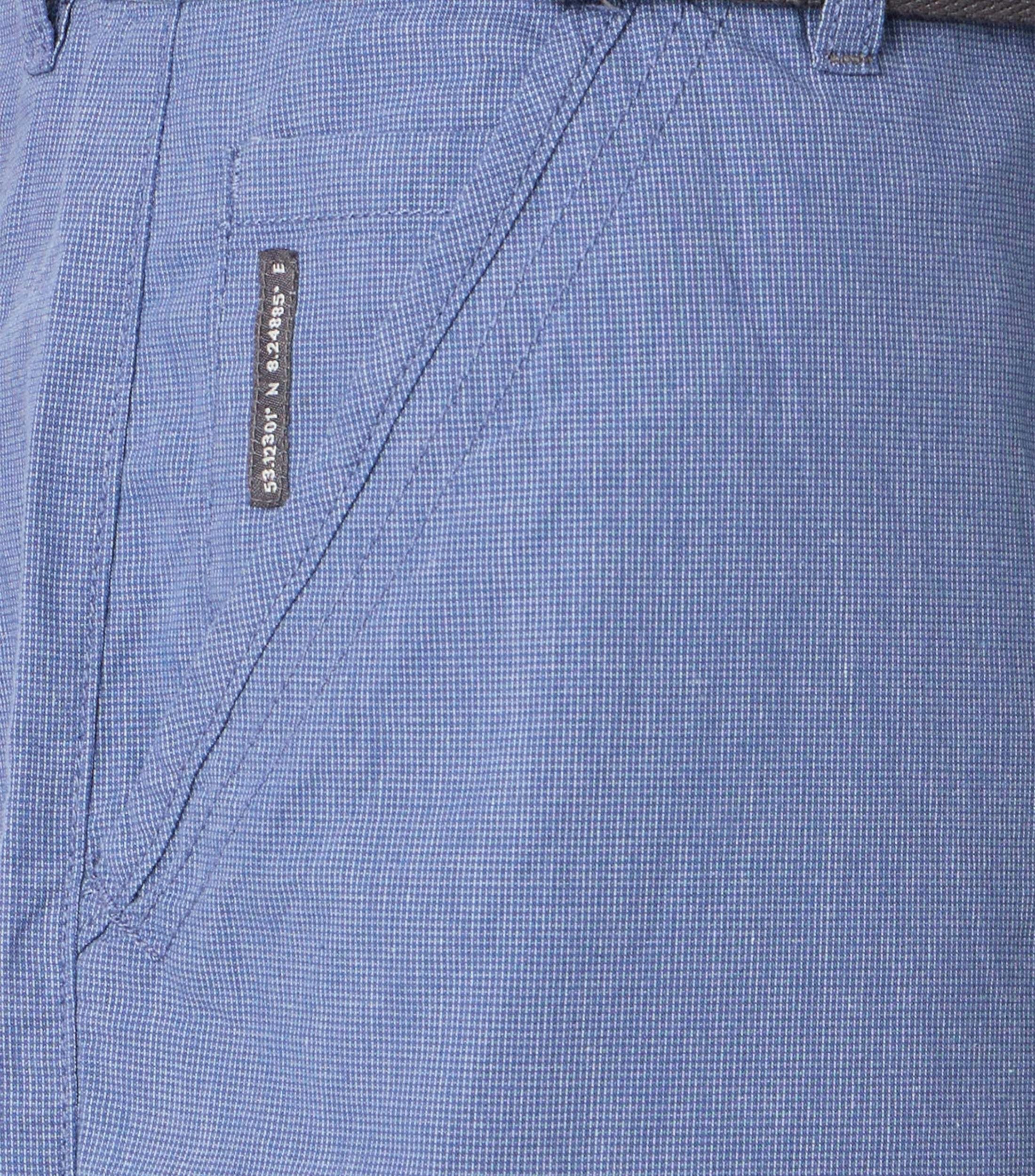 Eine Shorts im uni Muster in der Farbe Blau