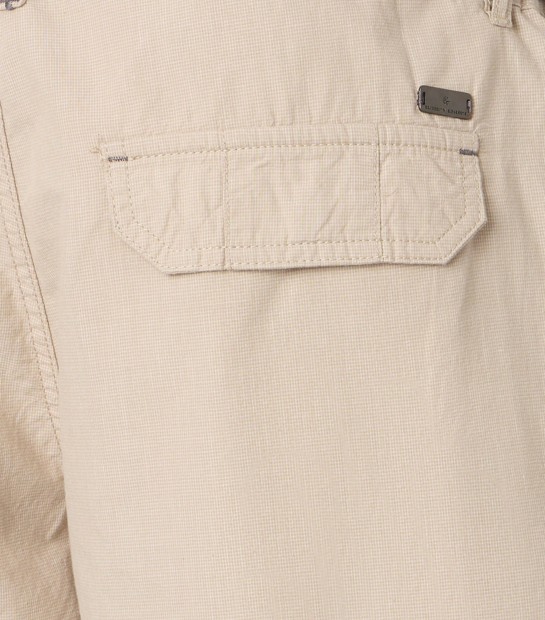 Eine Shorts im uni Muster in der Farbe Beige