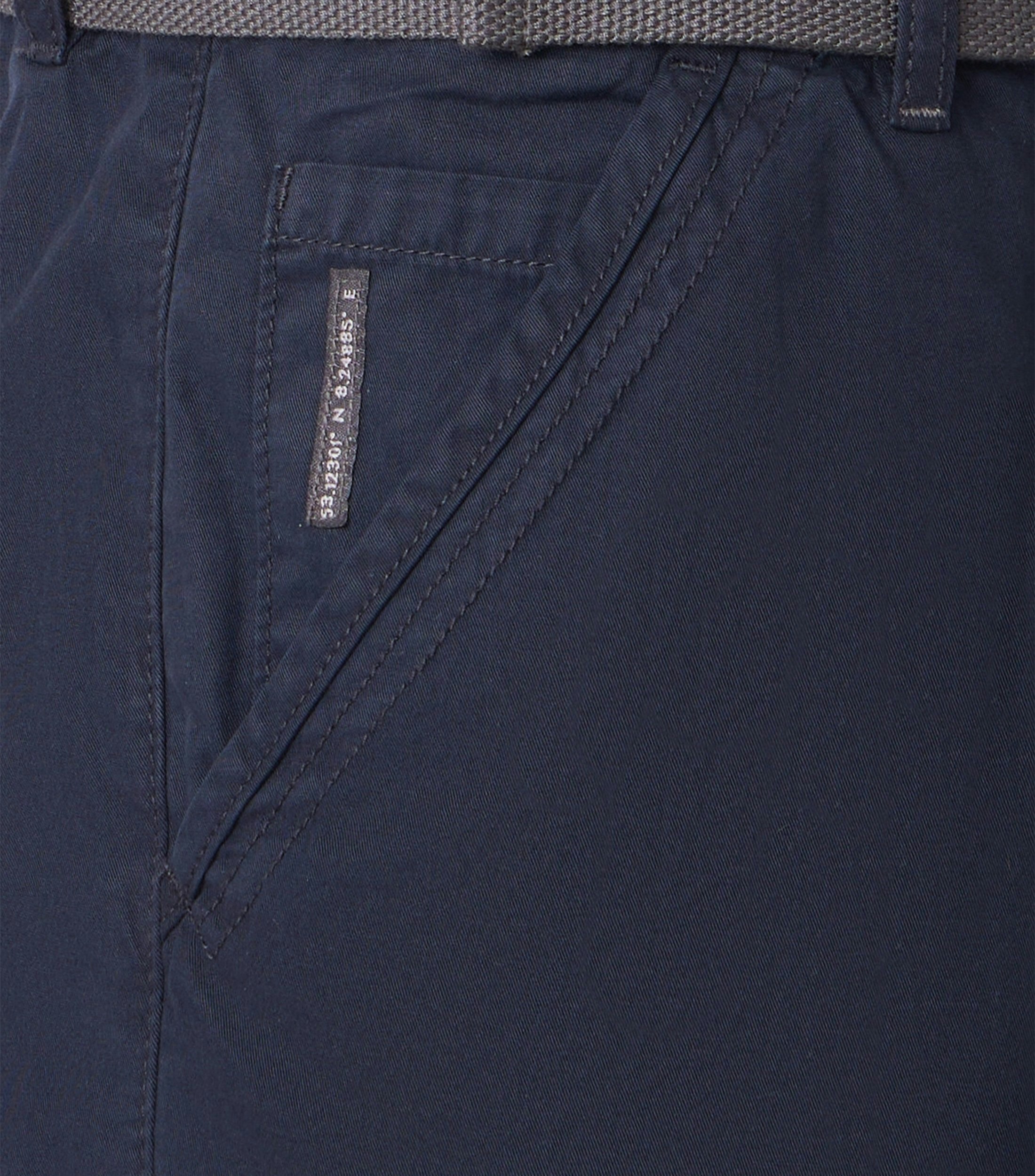 Eine Shorts im uni Muster in der Farbe Dunkelblau