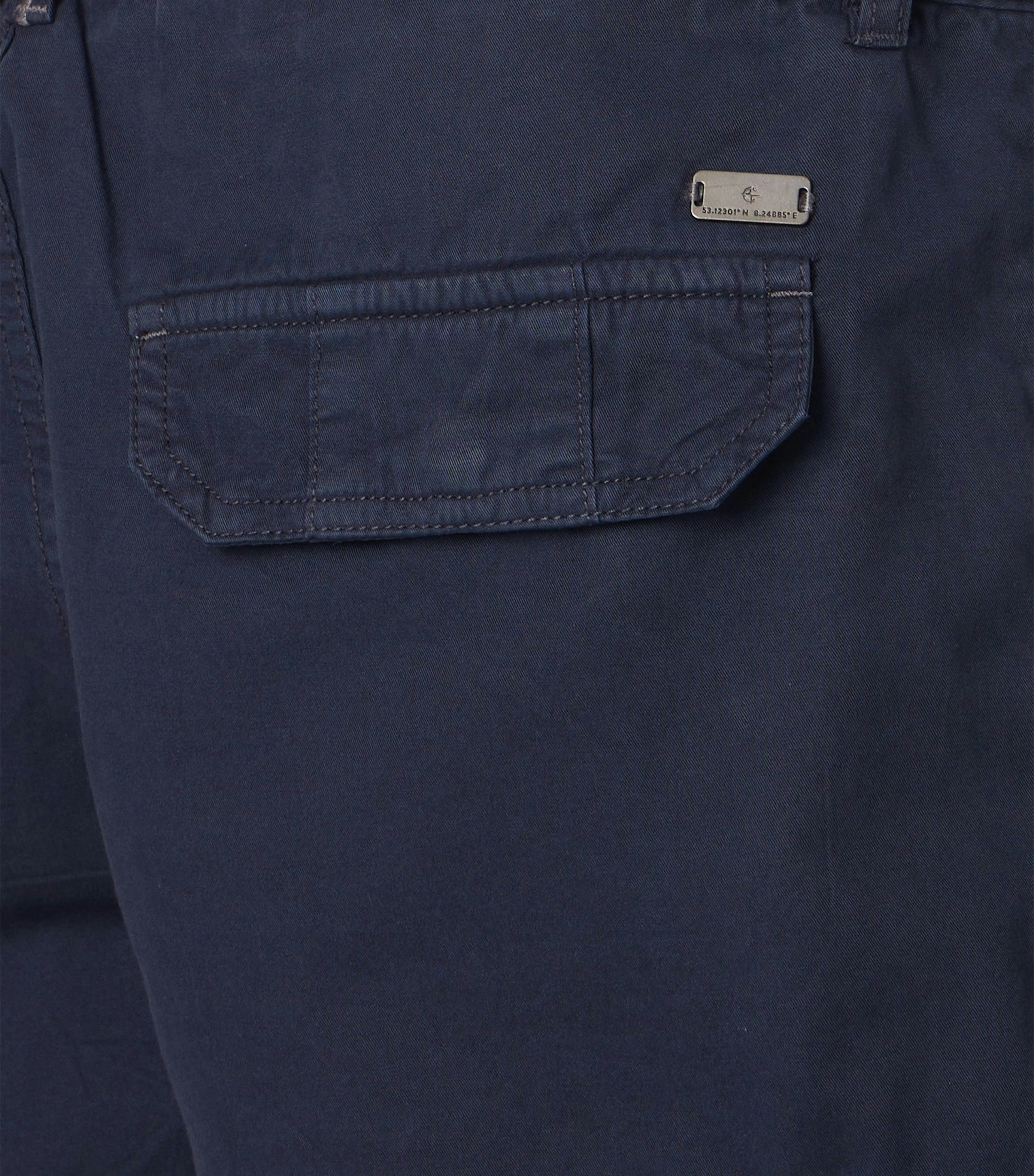 Eine Shorts im uni Muster in der Farbe Dunkelblau