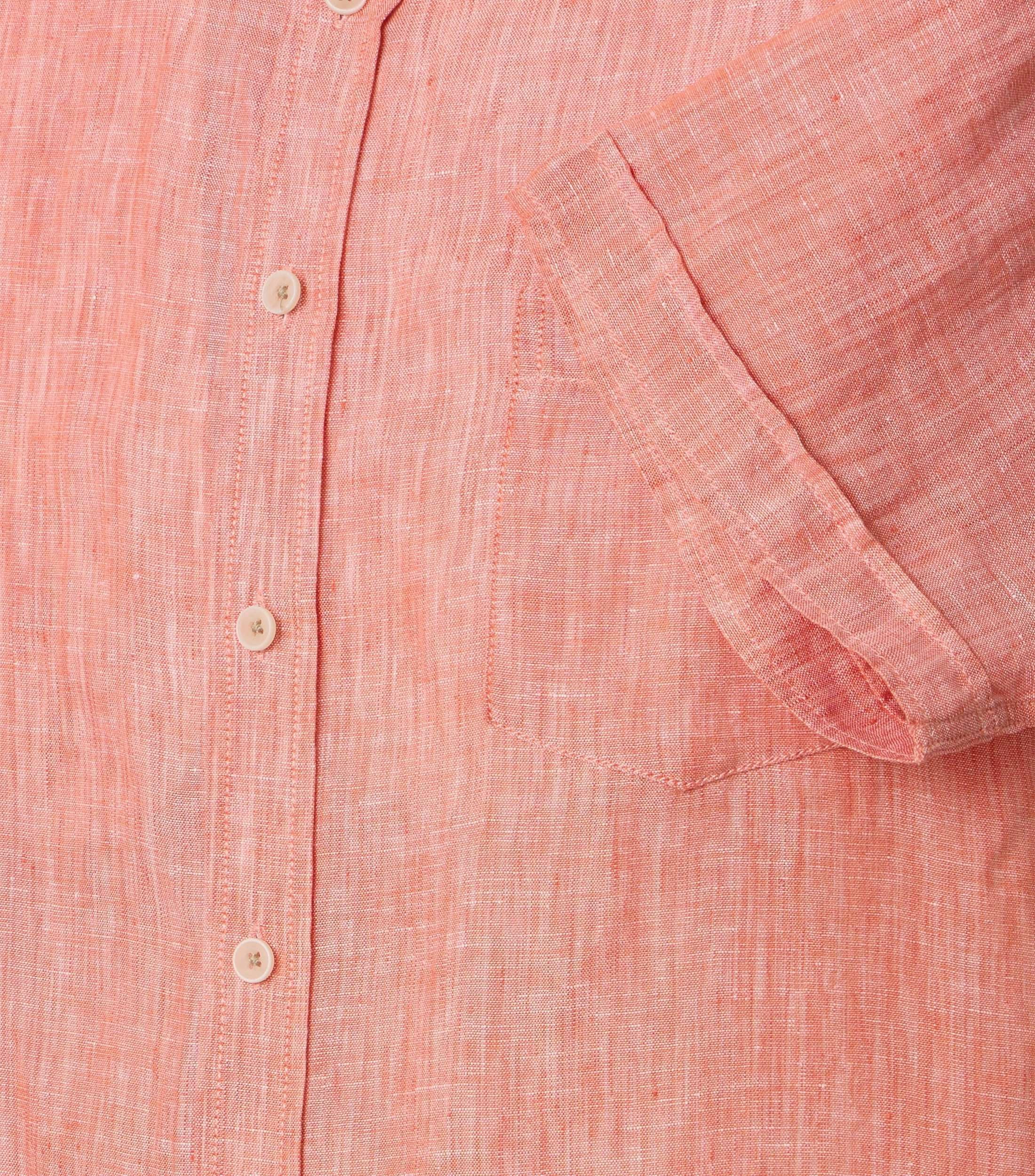 Ein Freizeithemd im uni Muster in der Farbe Hellorange