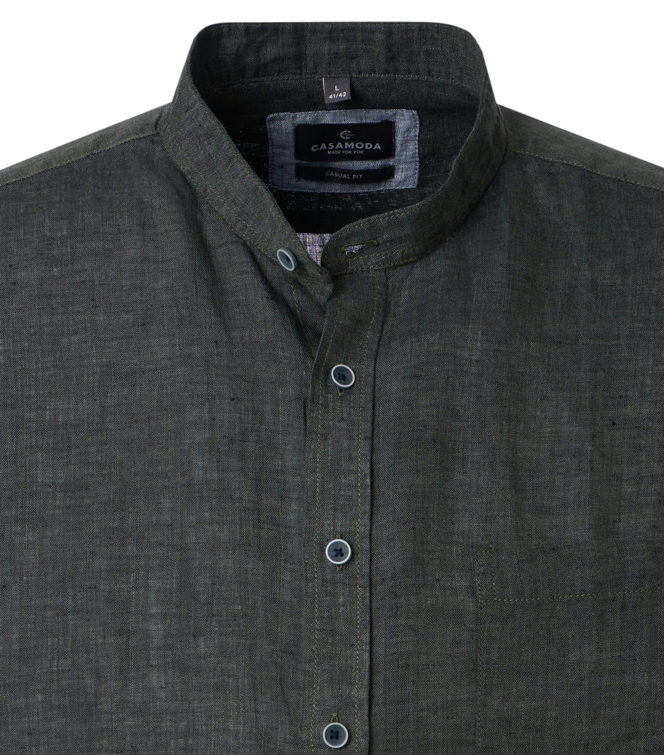 Ein Freizeithemd im uni Muster in der Farbe Dunkelgrün