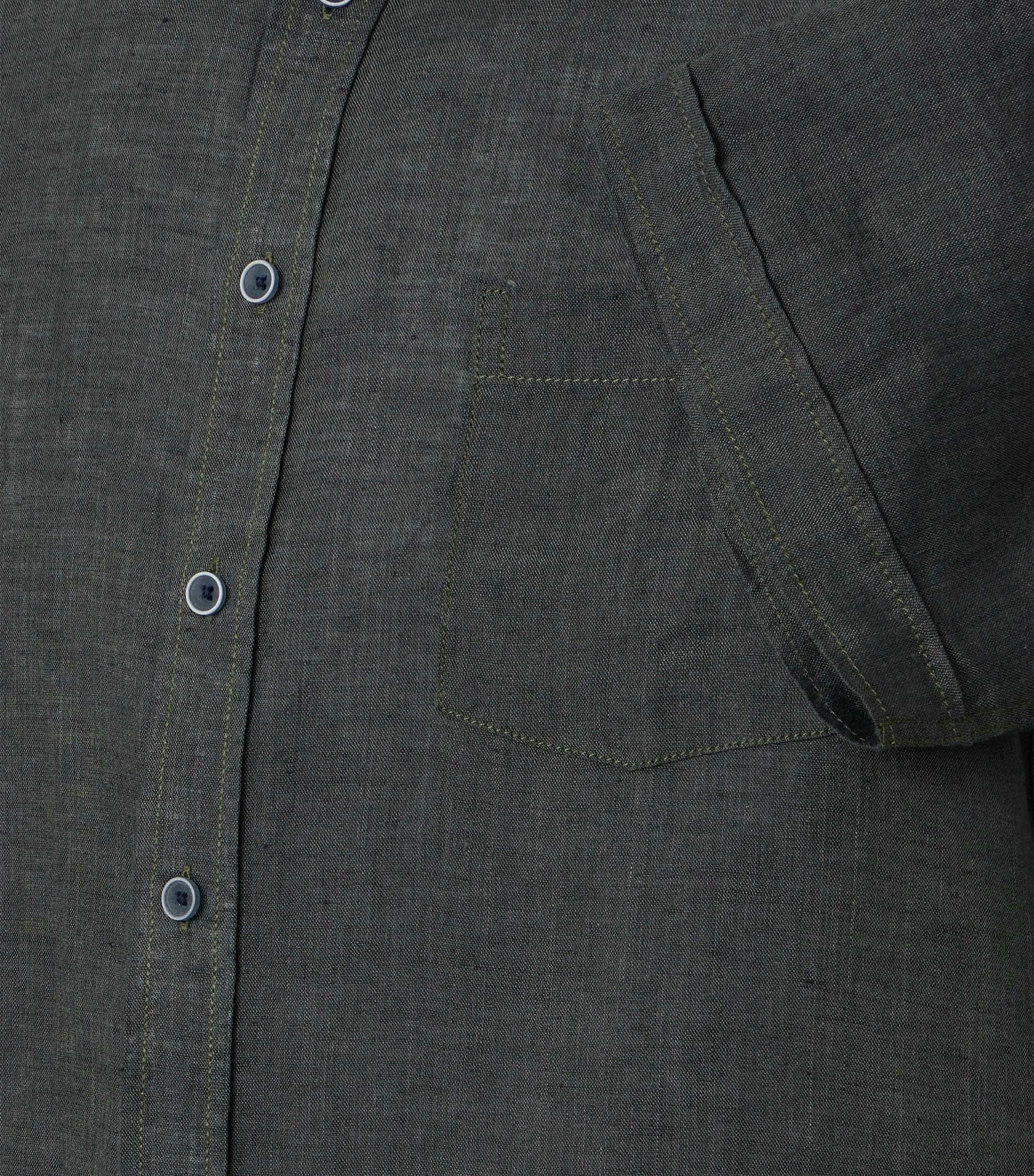 Ein Freizeithemd im uni Muster in der Farbe Dunkelgrün