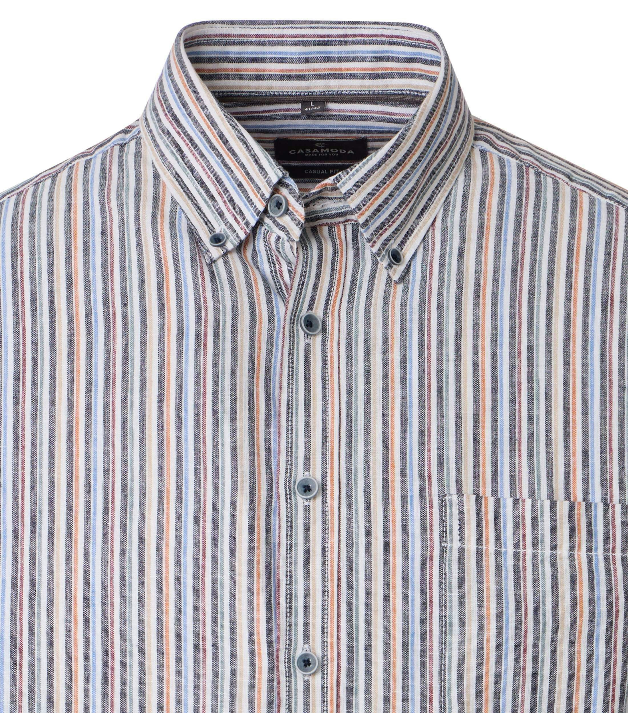 Ein Freizeithemd im gestreift Muster in der Farbe Blau