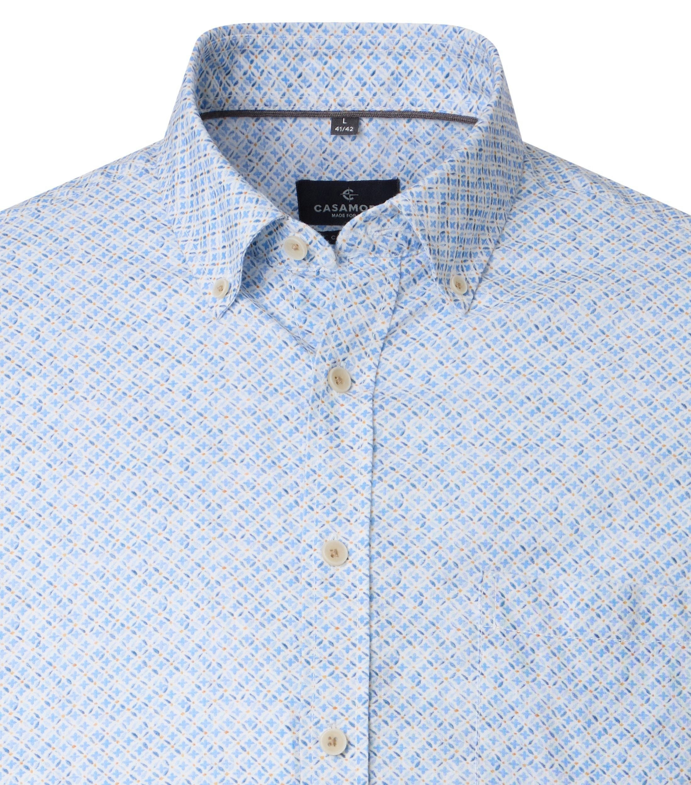 Ein Freizeithemd im Print Muster in der Farbe Hellblau