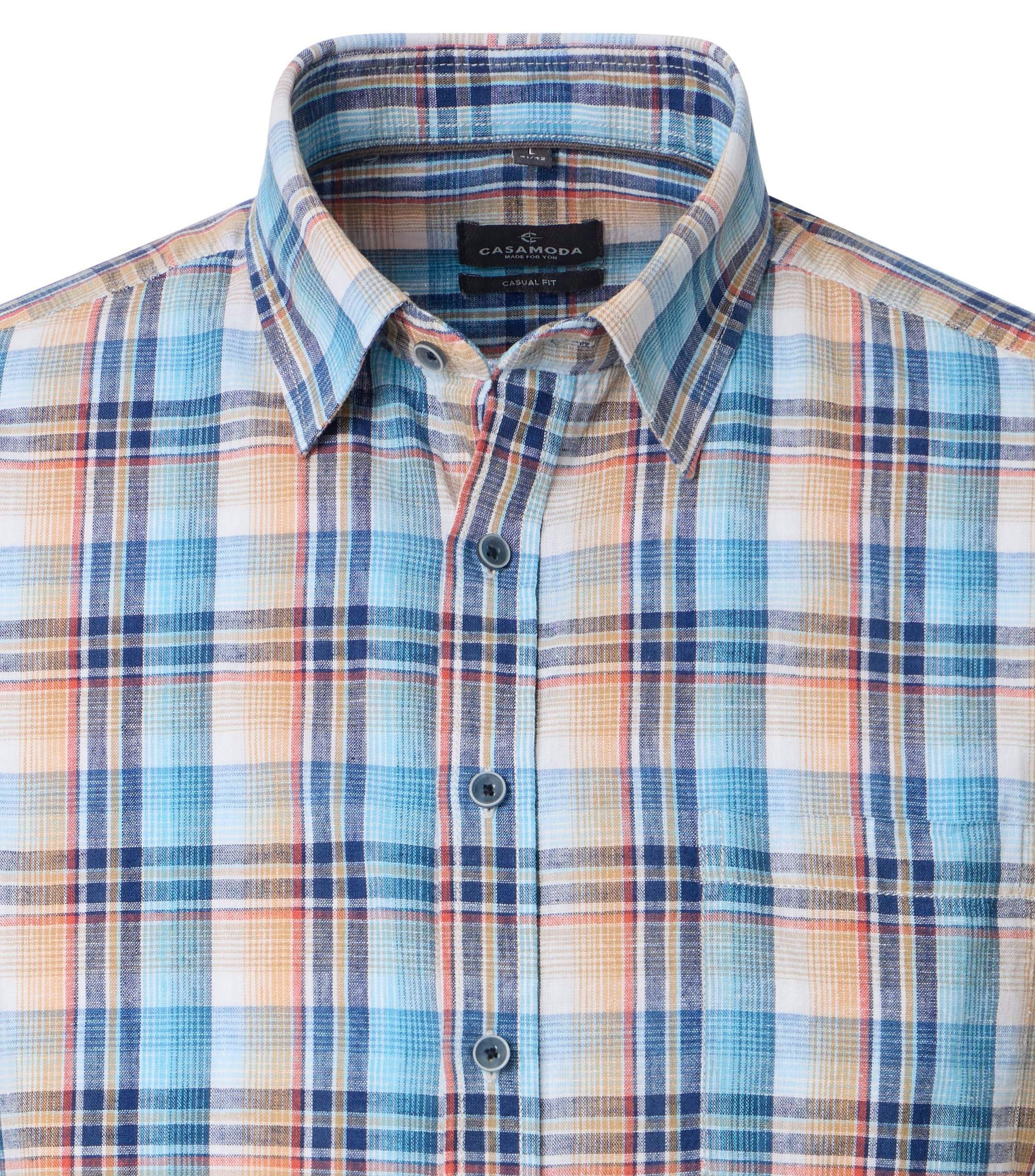 Ein Freizeithemd im kariert Muster in der Farbe Blau