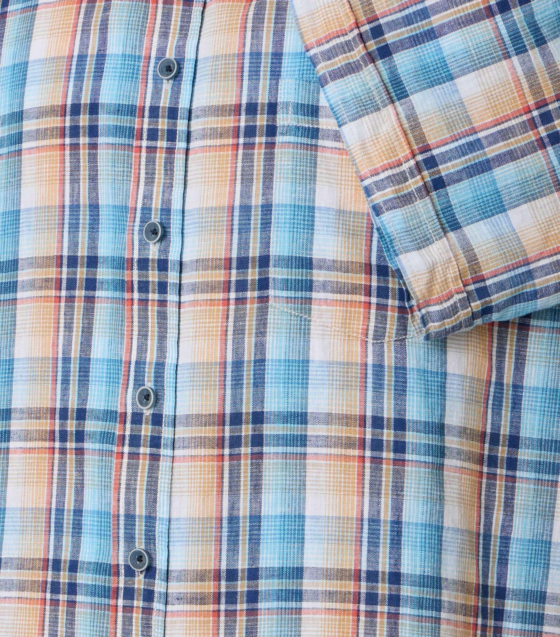 Ein Freizeithemd im kariert Muster in der Farbe Blau