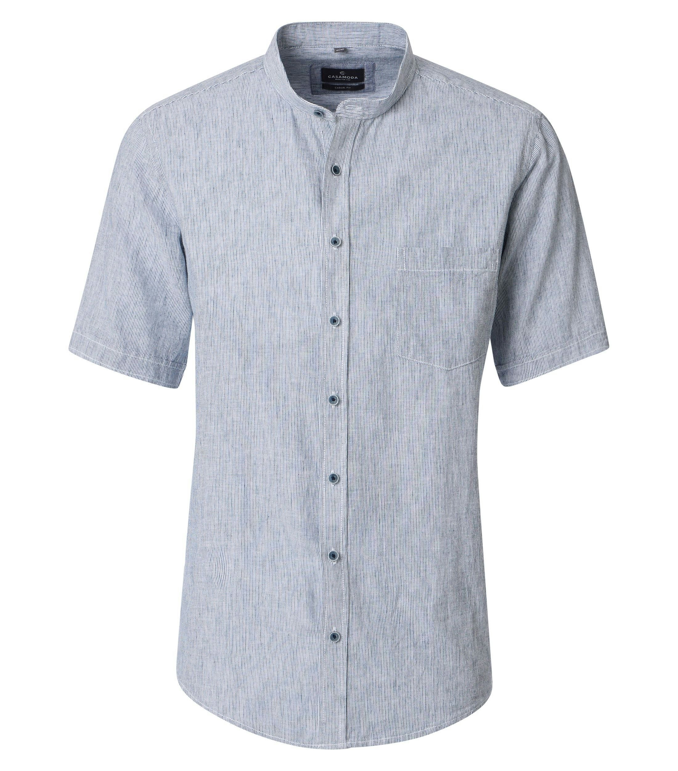 Ein Freizeithemd im uni Muster in der Farbe Hellblau