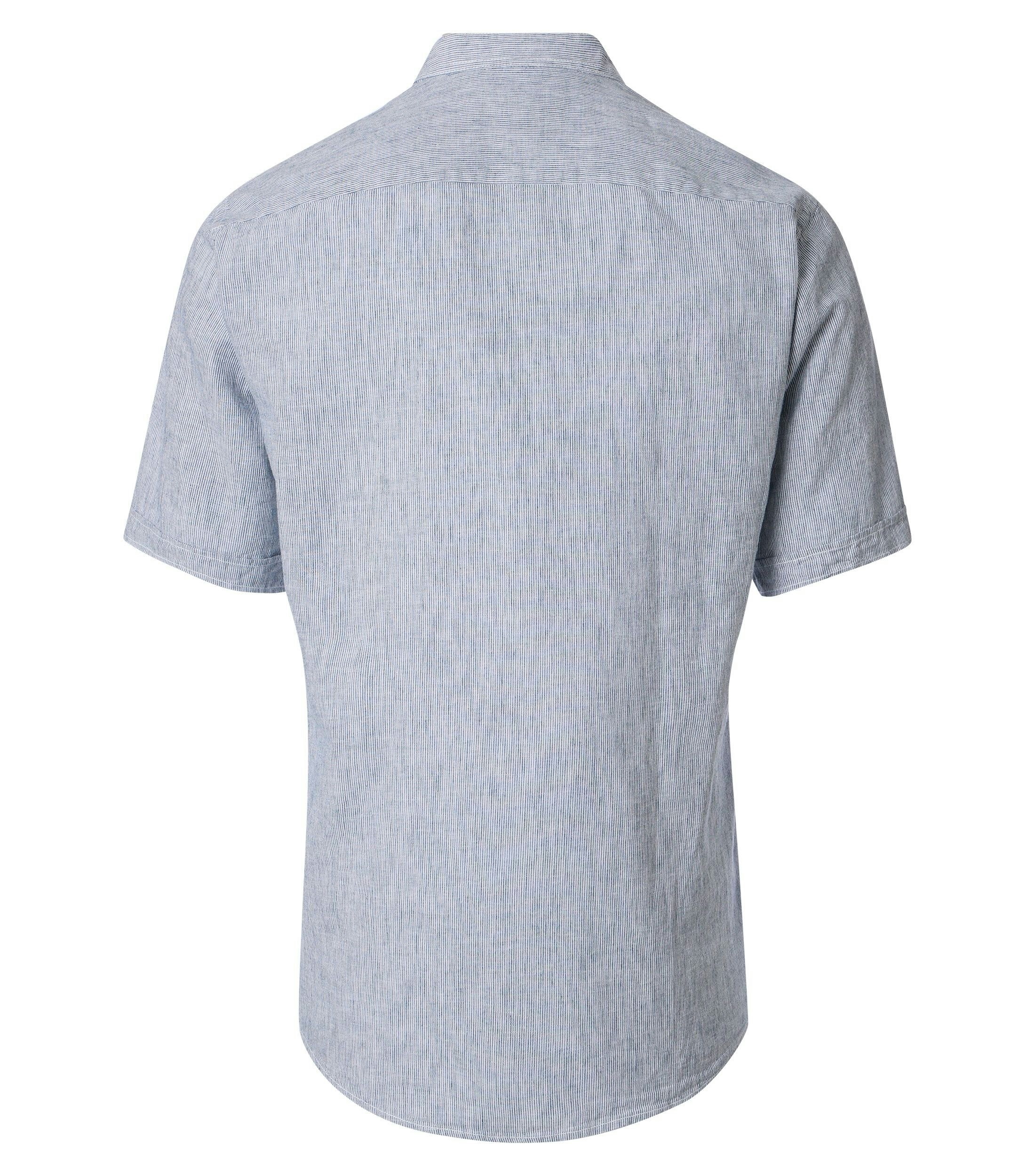 Ein Freizeithemd im uni Muster in der Farbe Hellblau