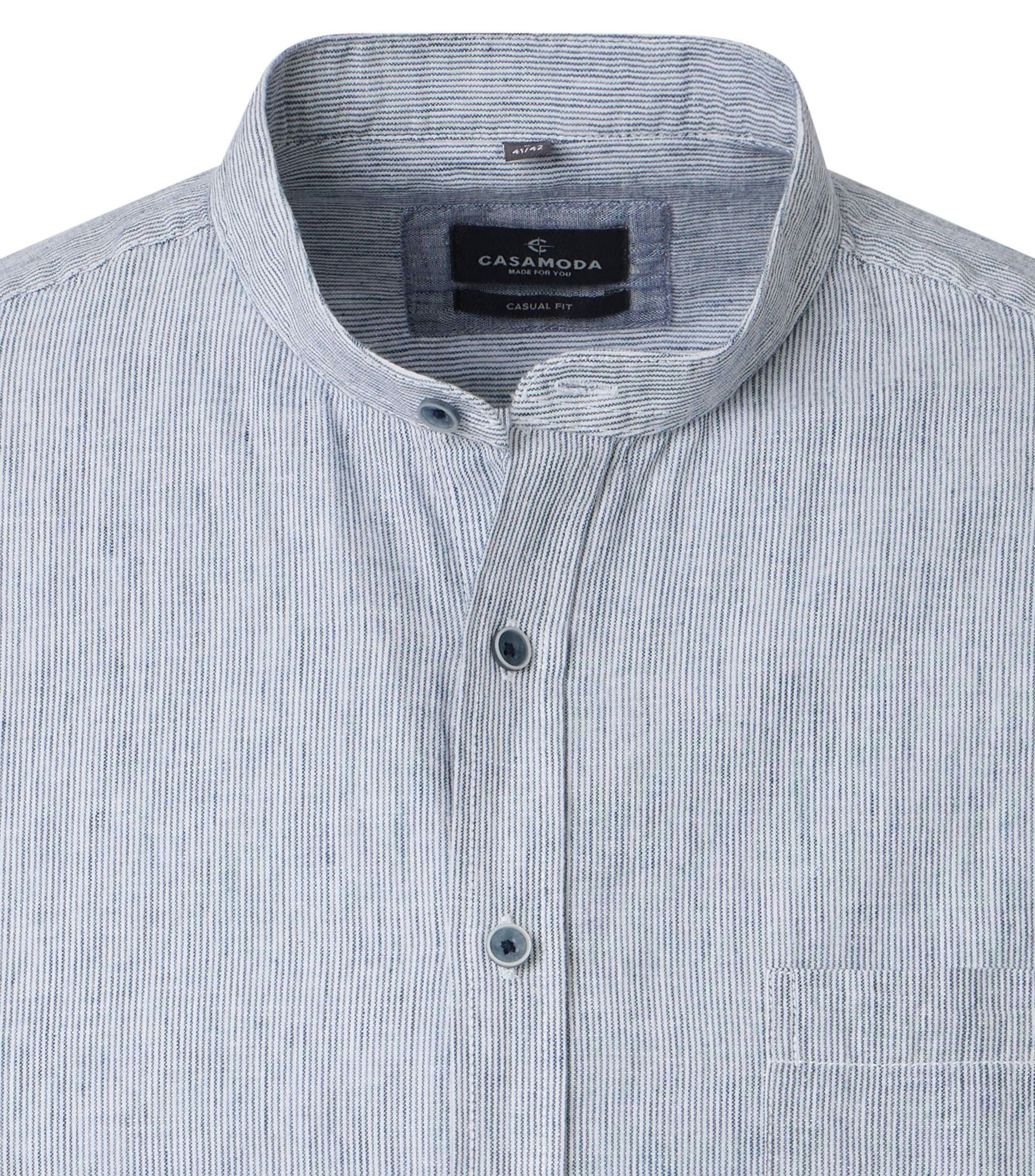 Ein Freizeithemd im uni Muster in der Farbe Hellblau