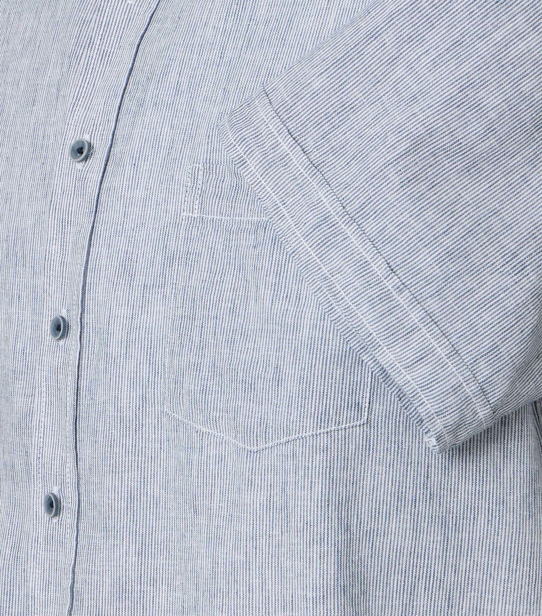 Ein Freizeithemd im uni Muster in der Farbe Hellblau